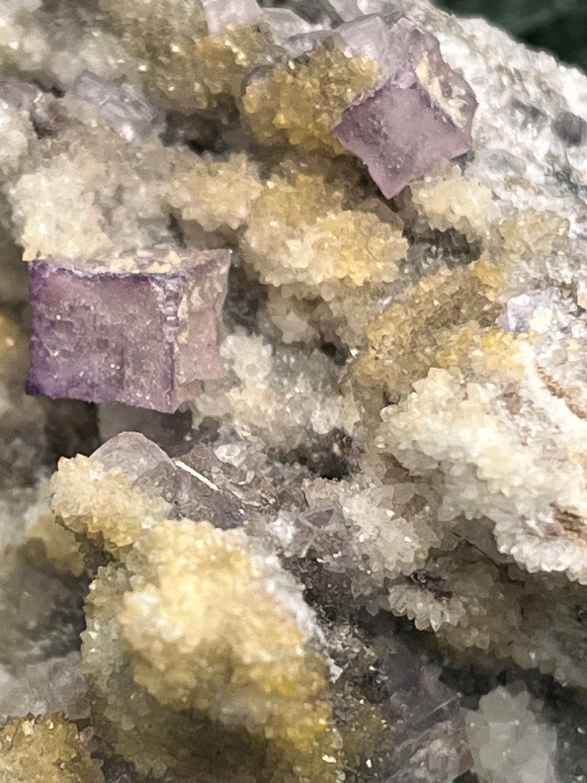 Violetter Fluorit aus Mexiko mit weissen und gelben Quarz Anlagerungen (92g) - Stufe mit schönem gelbem Quarz - crystal paradise