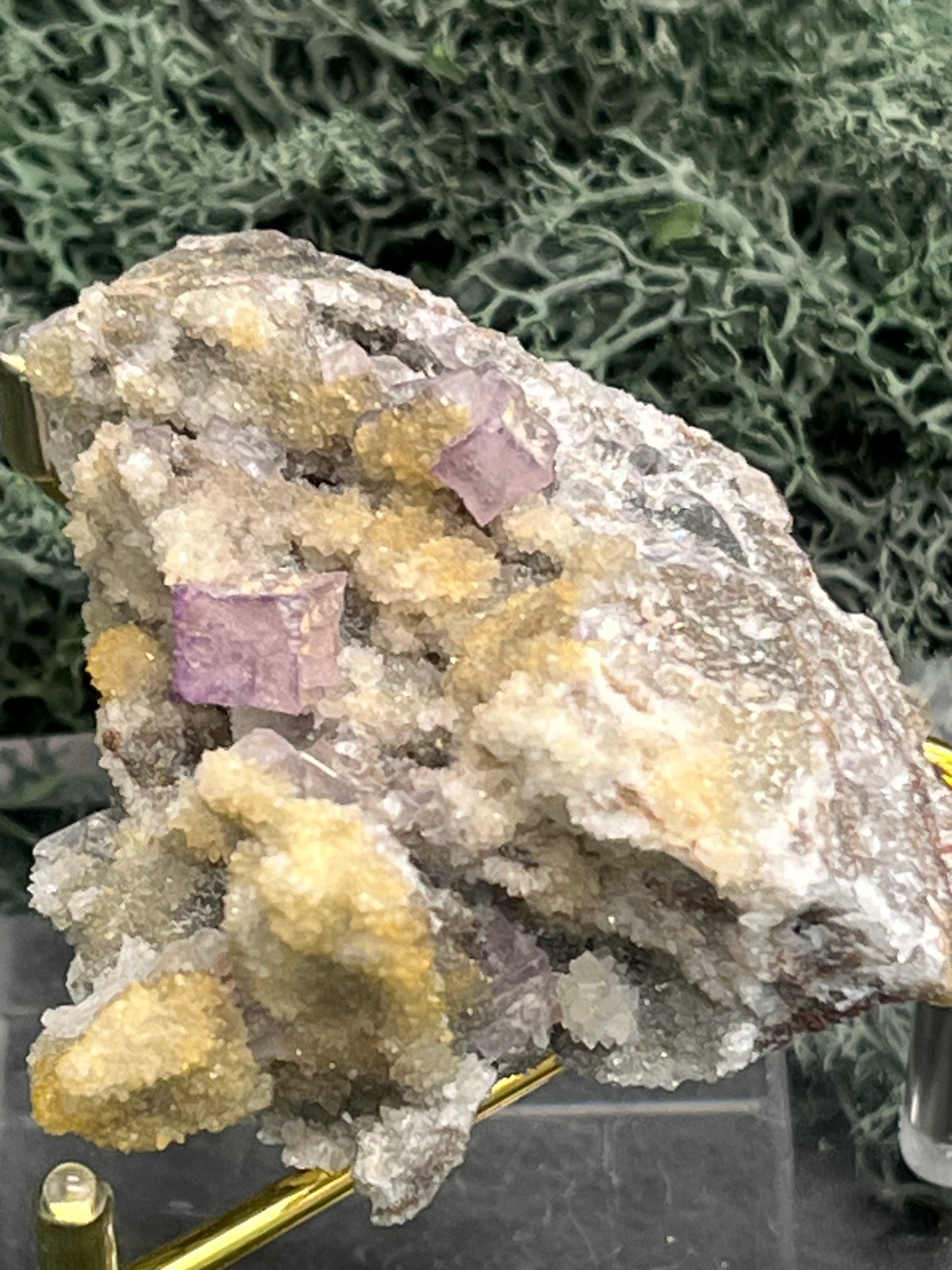 Violetter Fluorit aus Mexiko mit weissen und gelben Quarz Anlagerungen (92g) - Stufe mit schönem gelbem Quarz - crystal paradise