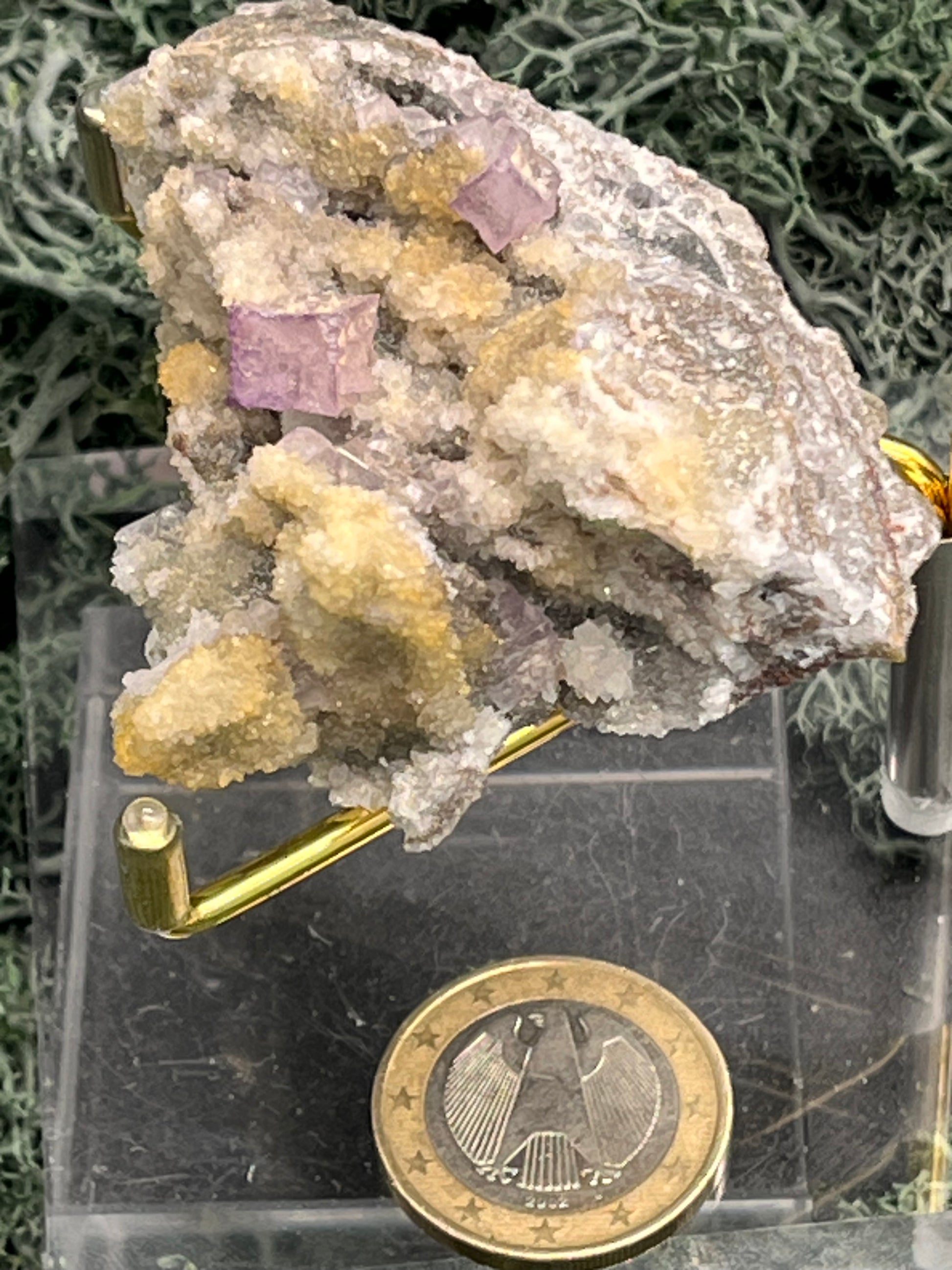 Violetter Fluorit aus Mexiko mit weissen und gelben Quarz Anlagerungen (92g) - Stufe mit schönem gelbem Quarz - crystal paradise