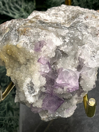 Violetter Fluorit aus Mexiko mit weissen und gelben Quarz Anlagerungen (86g) - Stufe mit schönem gelbem Quarz - crystal paradise