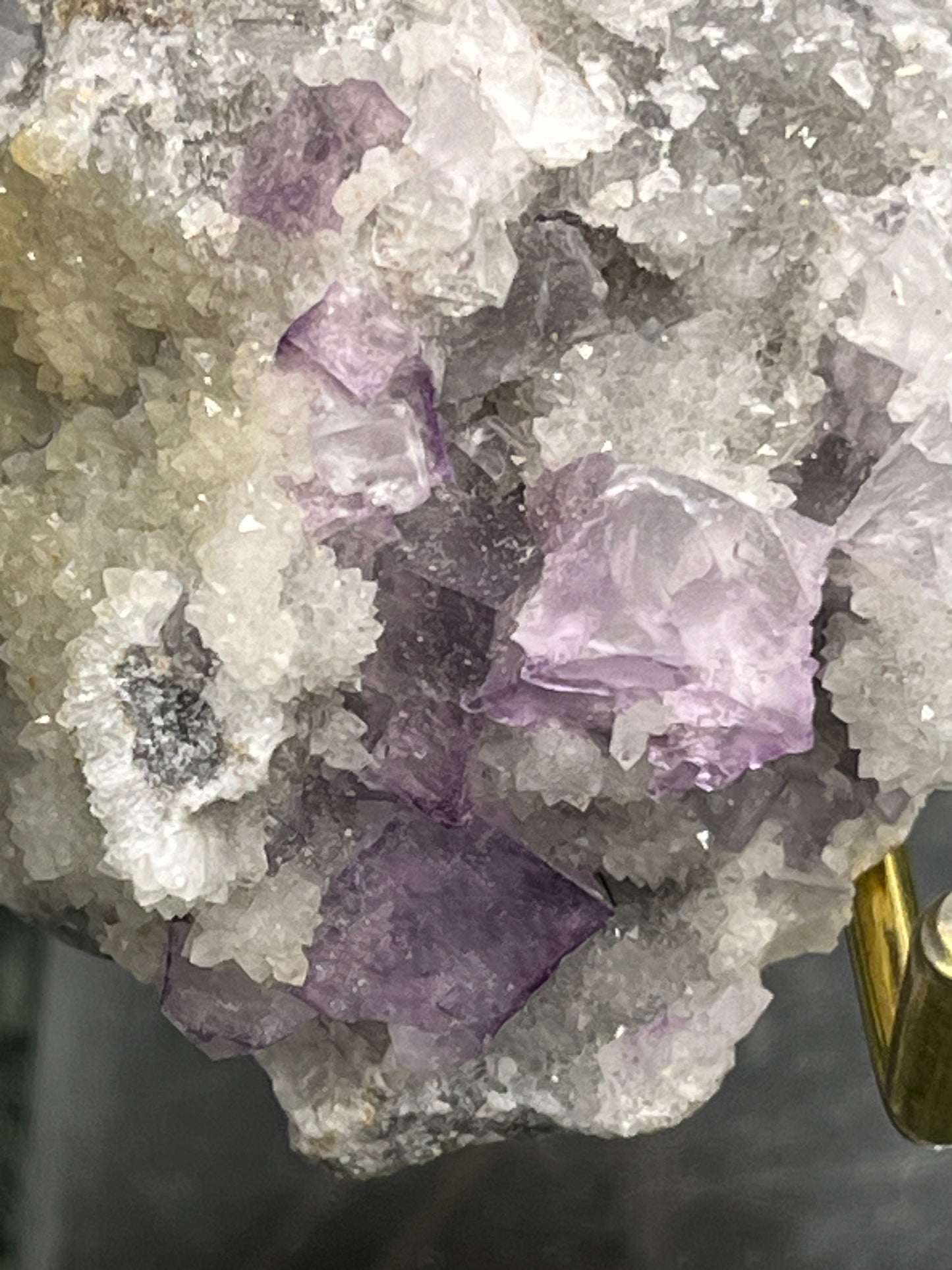 Violetter Fluorit aus Mexiko mit weissen und gelben Quarz Anlagerungen (86g) - Stufe mit schönem gelbem Quarz - crystal paradise