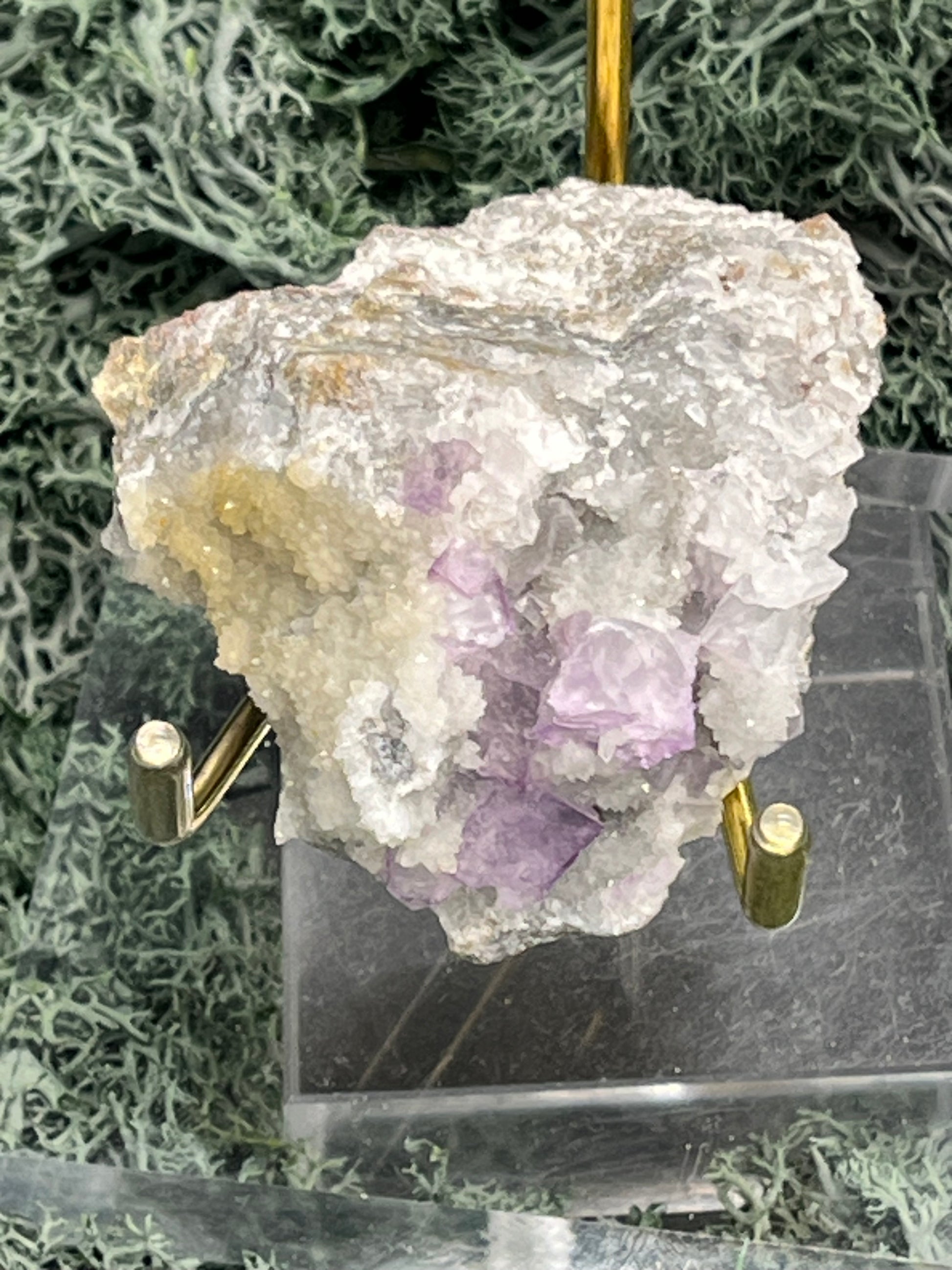 Violetter Fluorit aus Mexiko mit weissen und gelben Quarz Anlagerungen (86g) - Stufe mit schönem gelbem Quarz - crystal paradise