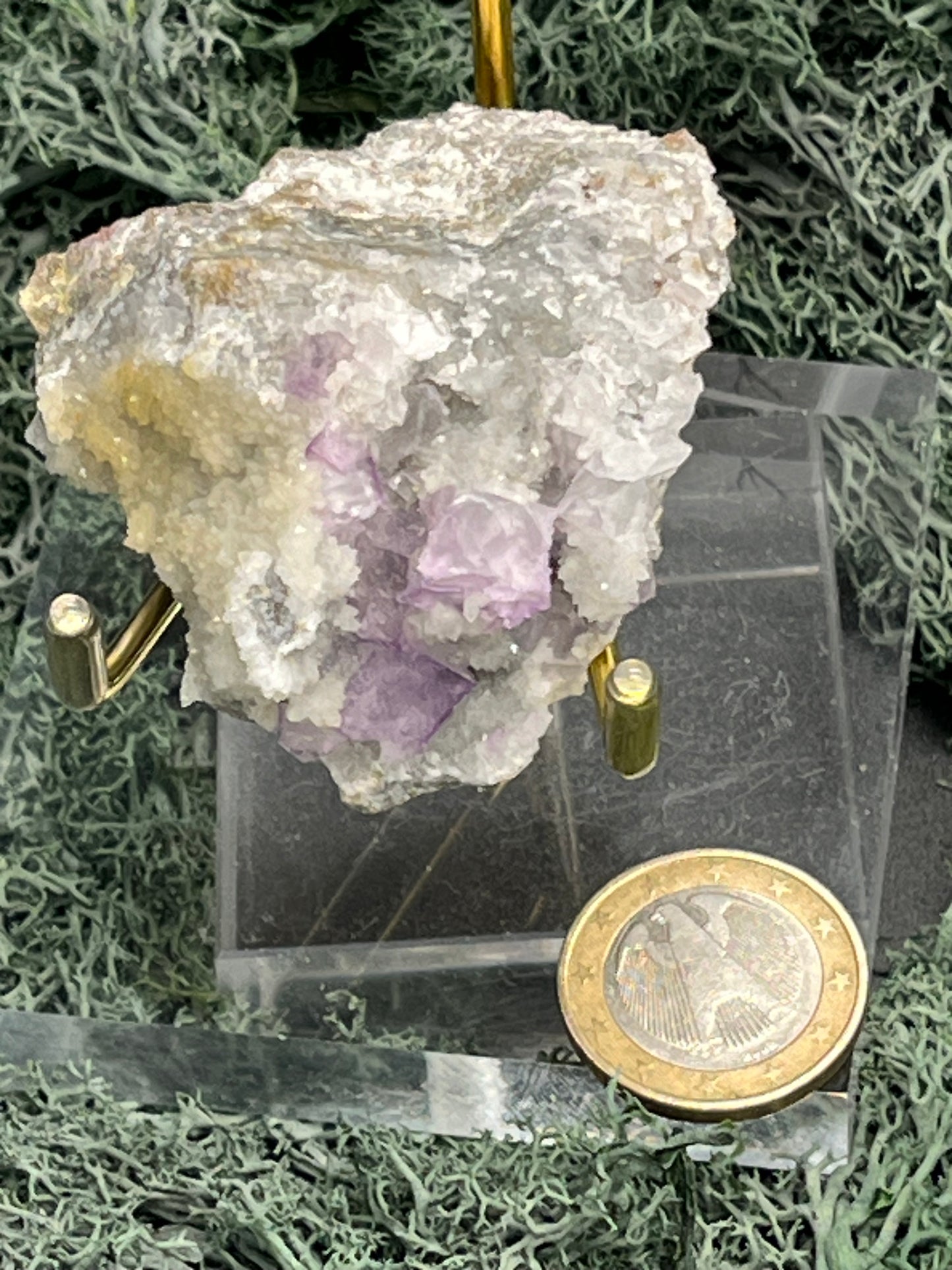 Violetter Fluorit aus Mexiko mit weissen und gelben Quarz Anlagerungen (86g) - Stufe mit schönem gelbem Quarz - crystal paradise