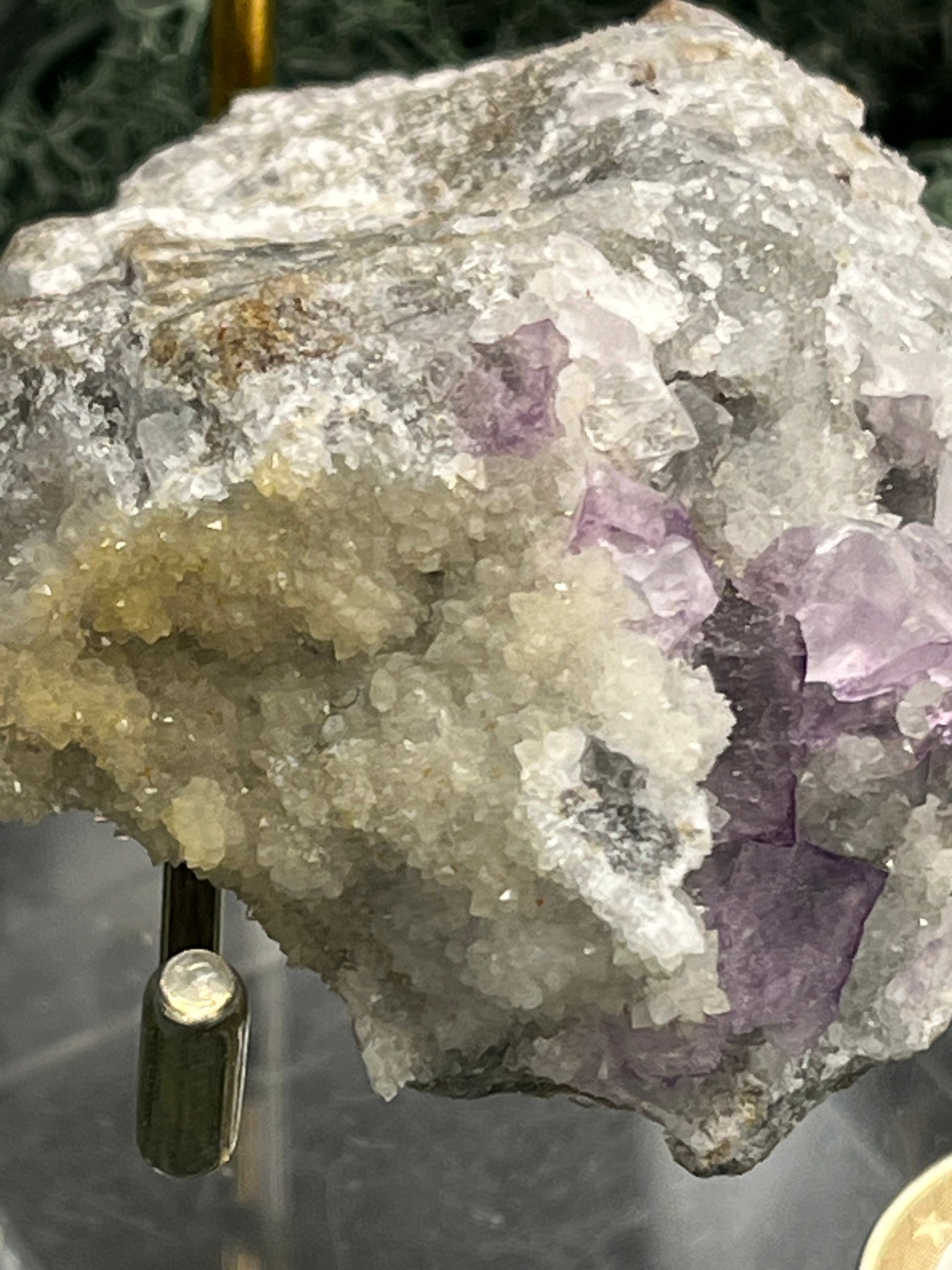 Violetter Fluorit aus Mexiko mit weissen und gelben Quarz Anlagerungen (86g) - Stufe mit schönem gelbem Quarz - crystal paradise