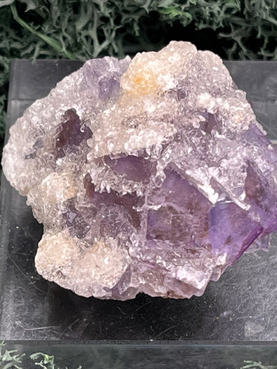 Violetter Fluorit aus Mexiko mit weissen und gelben Quarz Anlagerungen (42g) - Stufe mit schönen Quadern und gelbem Quarz - crystal paradise