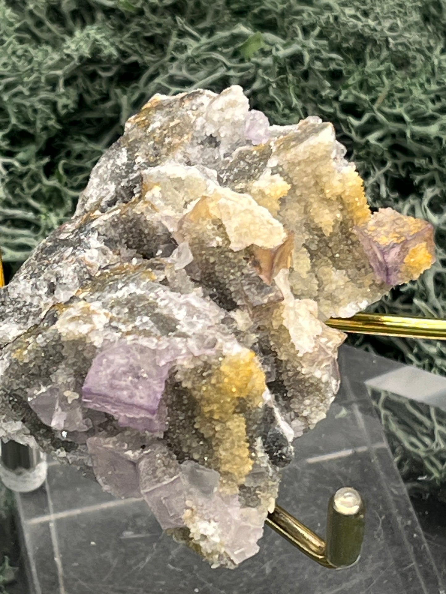 Violetter Fluorit aus Mexiko mit weissen und gelben Quarz Anlagerungen (71g) - Stufe mit schönen Quadern und gelbem Quarz