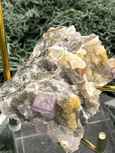 Violetter Fluorit aus Mexiko mit weissen und gelben Quarz Anlagerungen (71g) - Stufe mit schönen Quadern und gelbem Quarz - crystal paradise