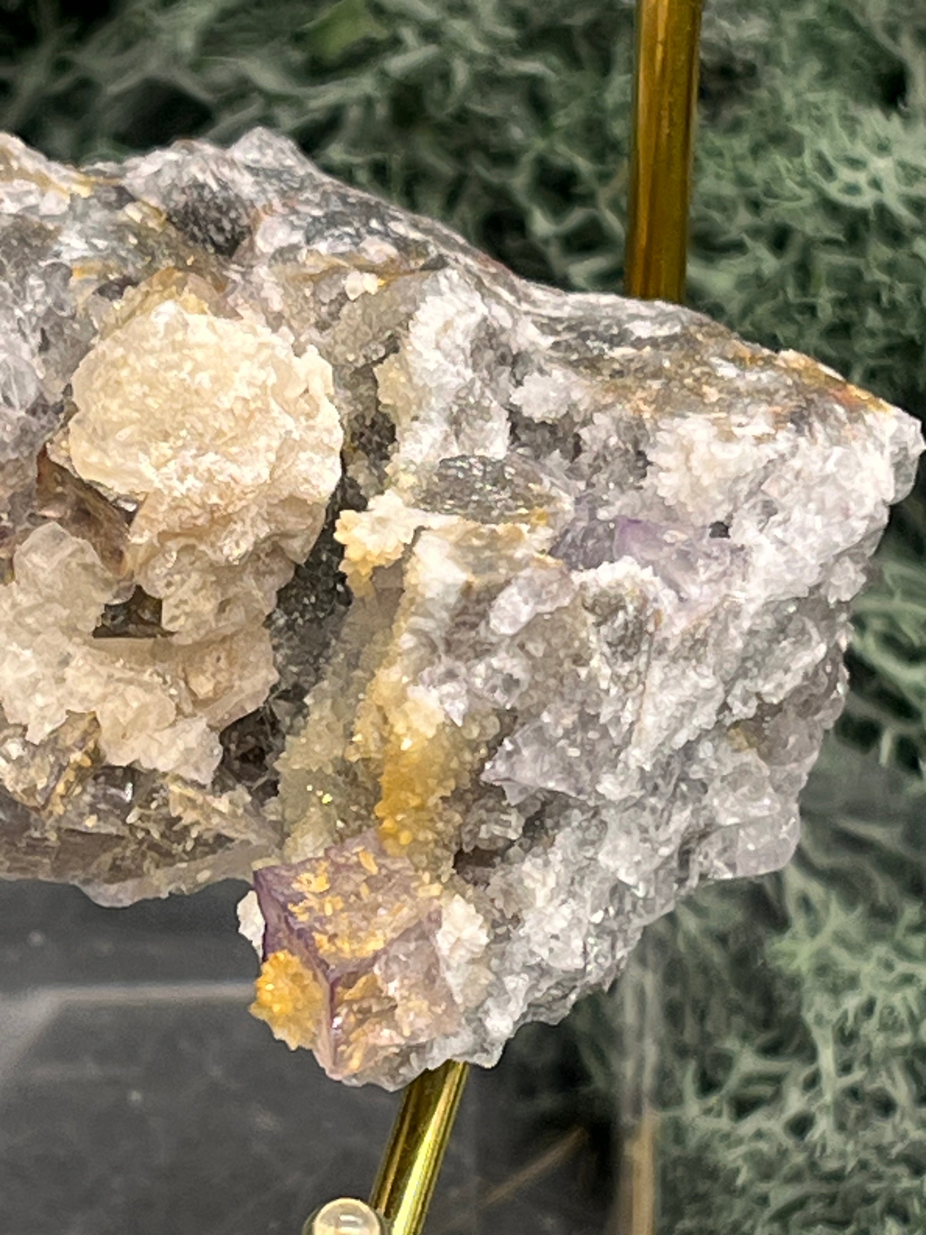 Violetter Fluorit aus Mexiko mit weissen und gelben Quarz Anlagerungen (71g) - Stufe mit schönen Quadern und gelbem Quarz - crystal paradise