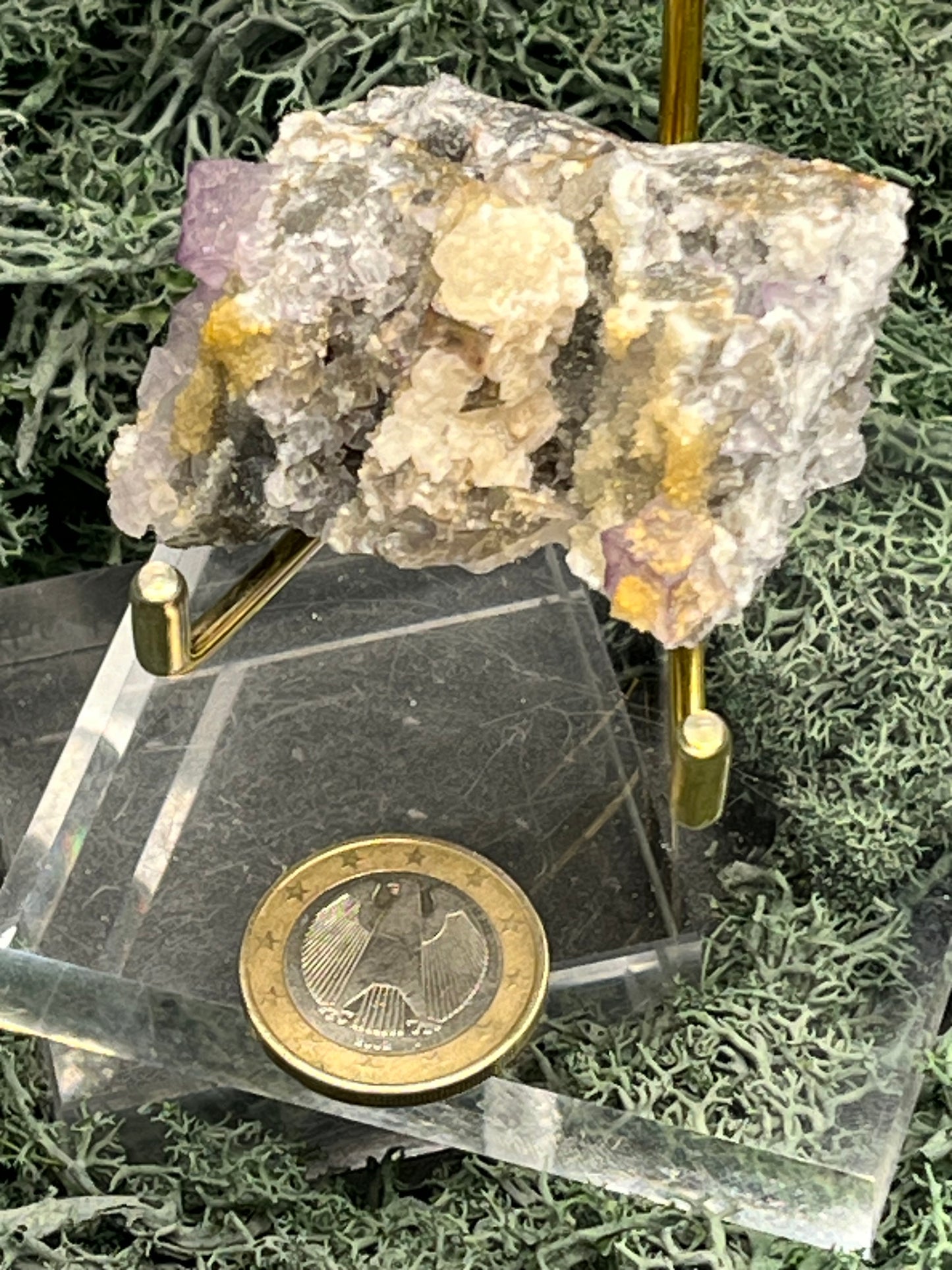Violetter Fluorit aus Mexiko mit weissen und gelben Quarz Anlagerungen (71g) - Stufe mit schönen Quadern und gelbem Quarz