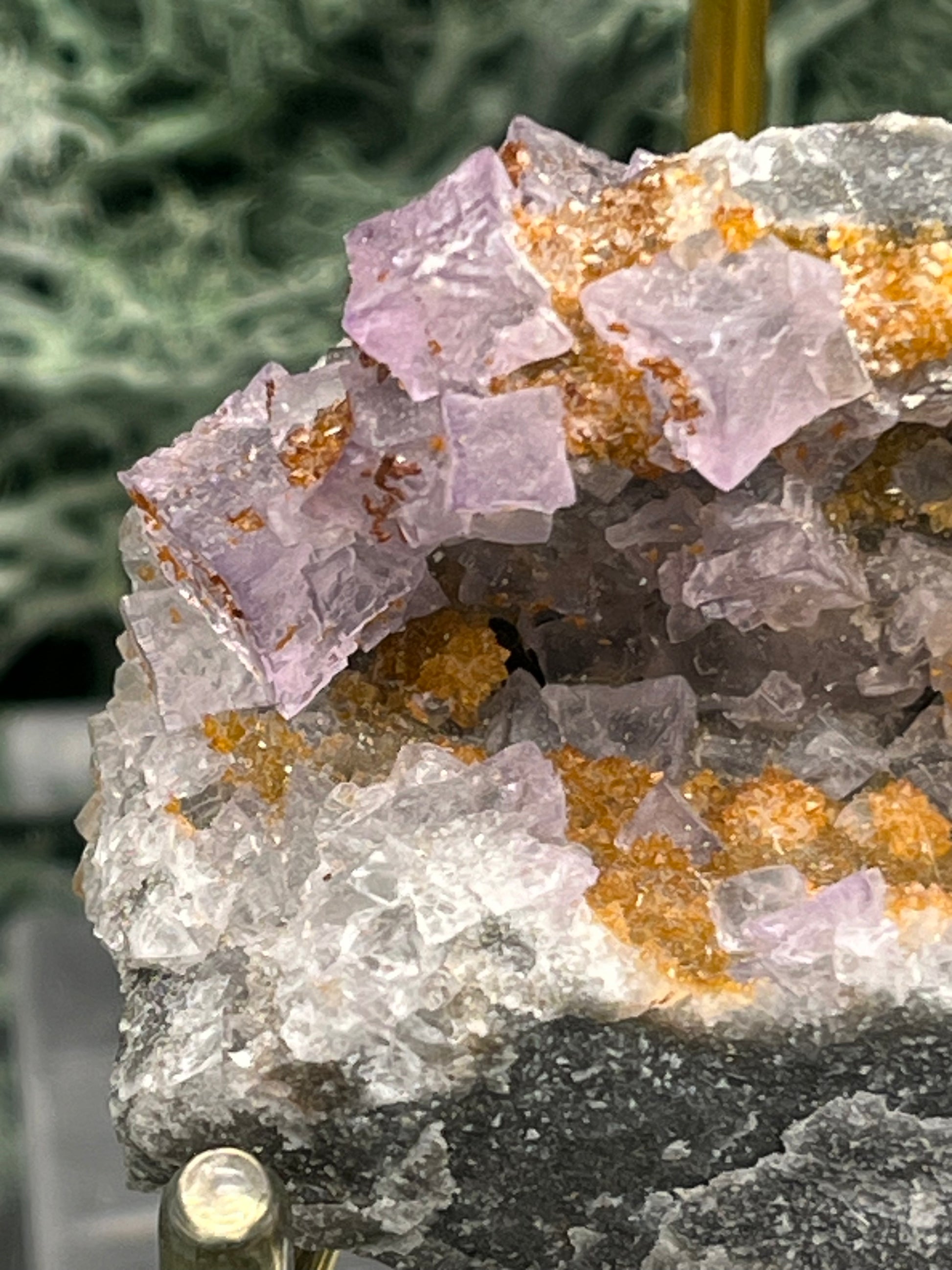 Violetter Fluorit aus Mexiko mit weissen und gelben Quarz Anlagerungen (56g) - Stufe mit schönen Quadern und gelbem Quarz - crystal paradise