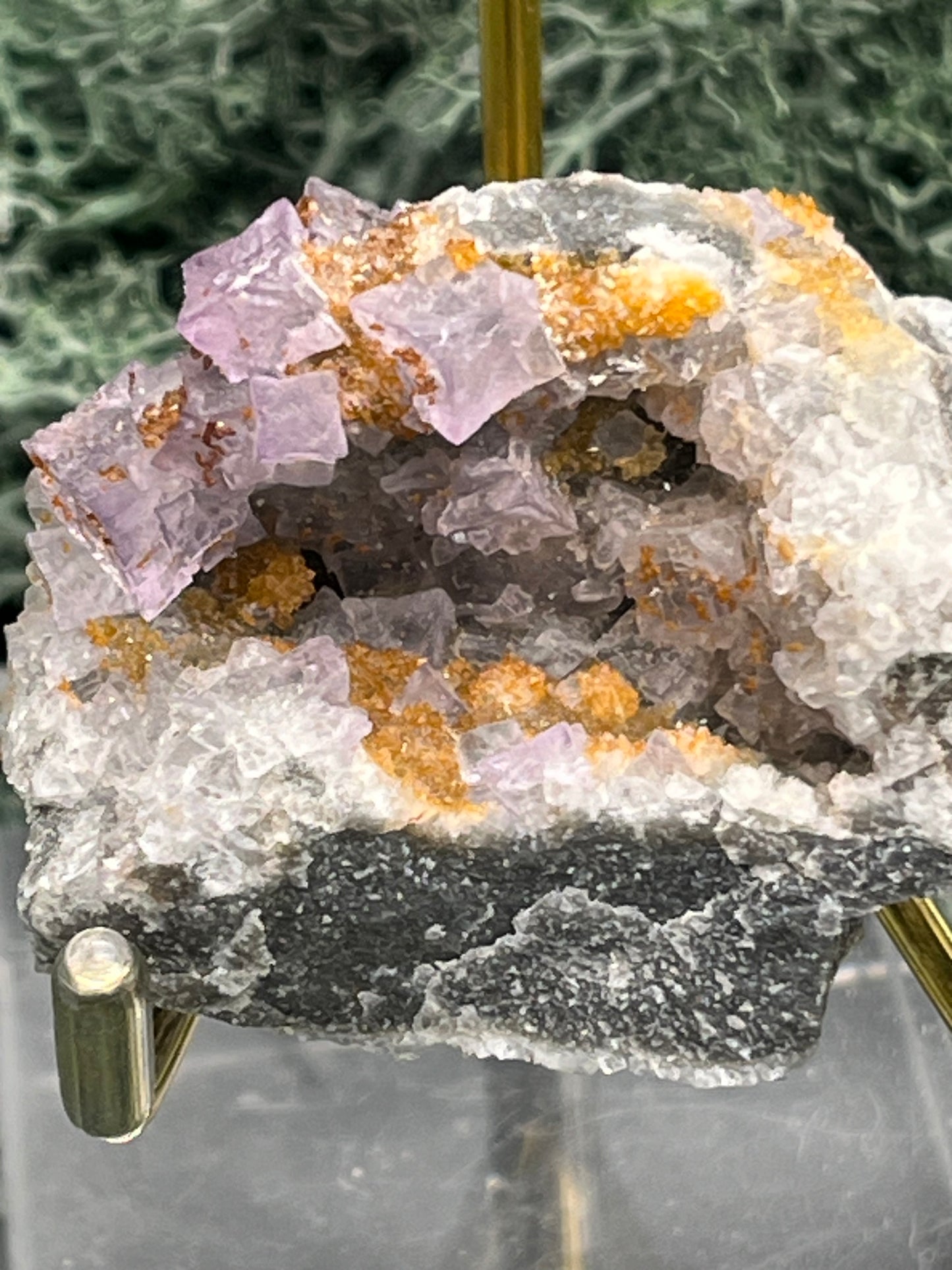 Violetter Fluorit aus Mexiko mit weissen und gelben Quarz Anlagerungen (56g) - Stufe mit schönen Quadern und gelbem Quarz - crystal paradise