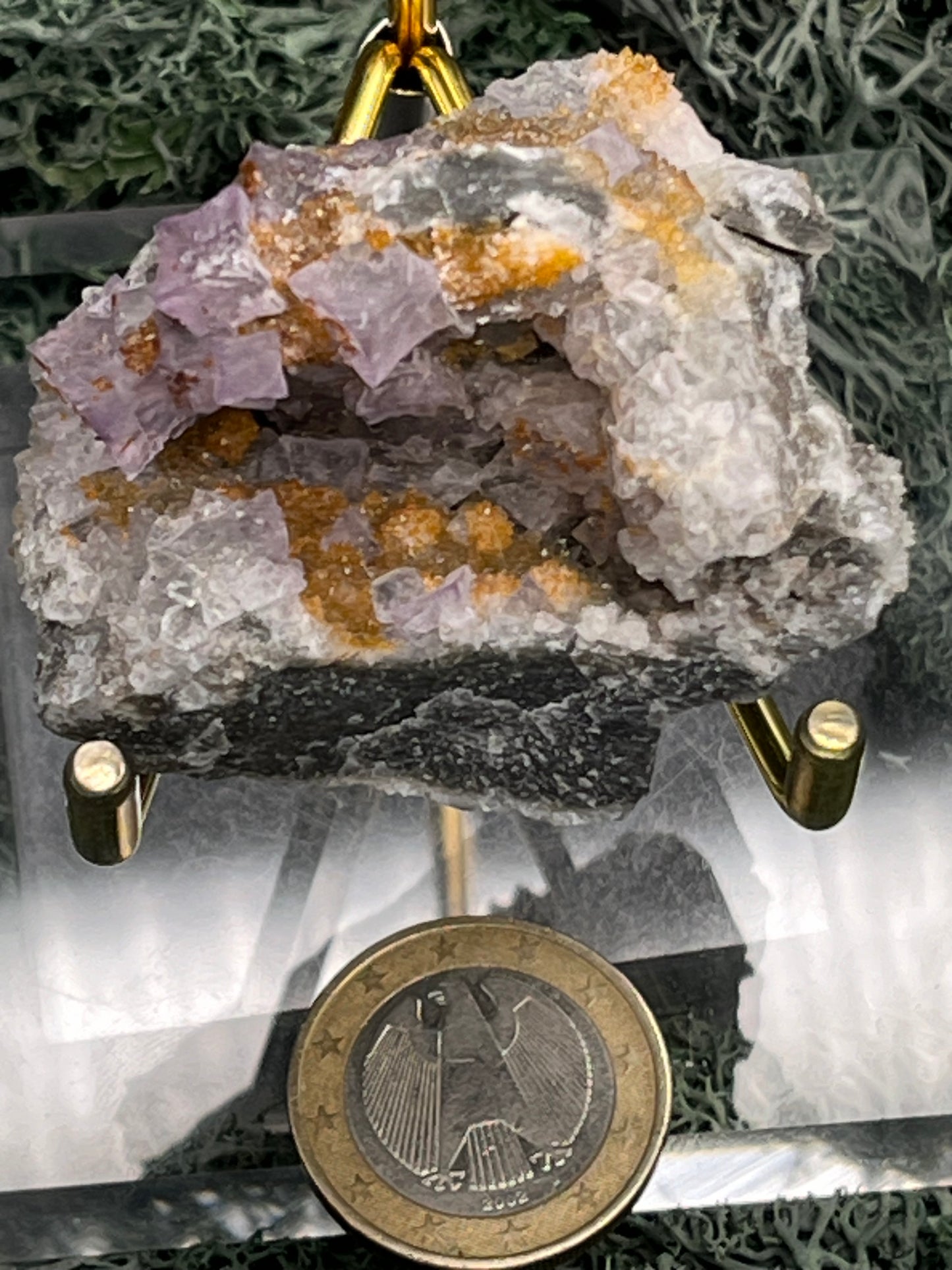 Violetter Fluorit aus Mexiko mit weissen und gelben Quarz Anlagerungen (56g) - Stufe mit schönen Quadern und gelbem Quarz - crystal paradise