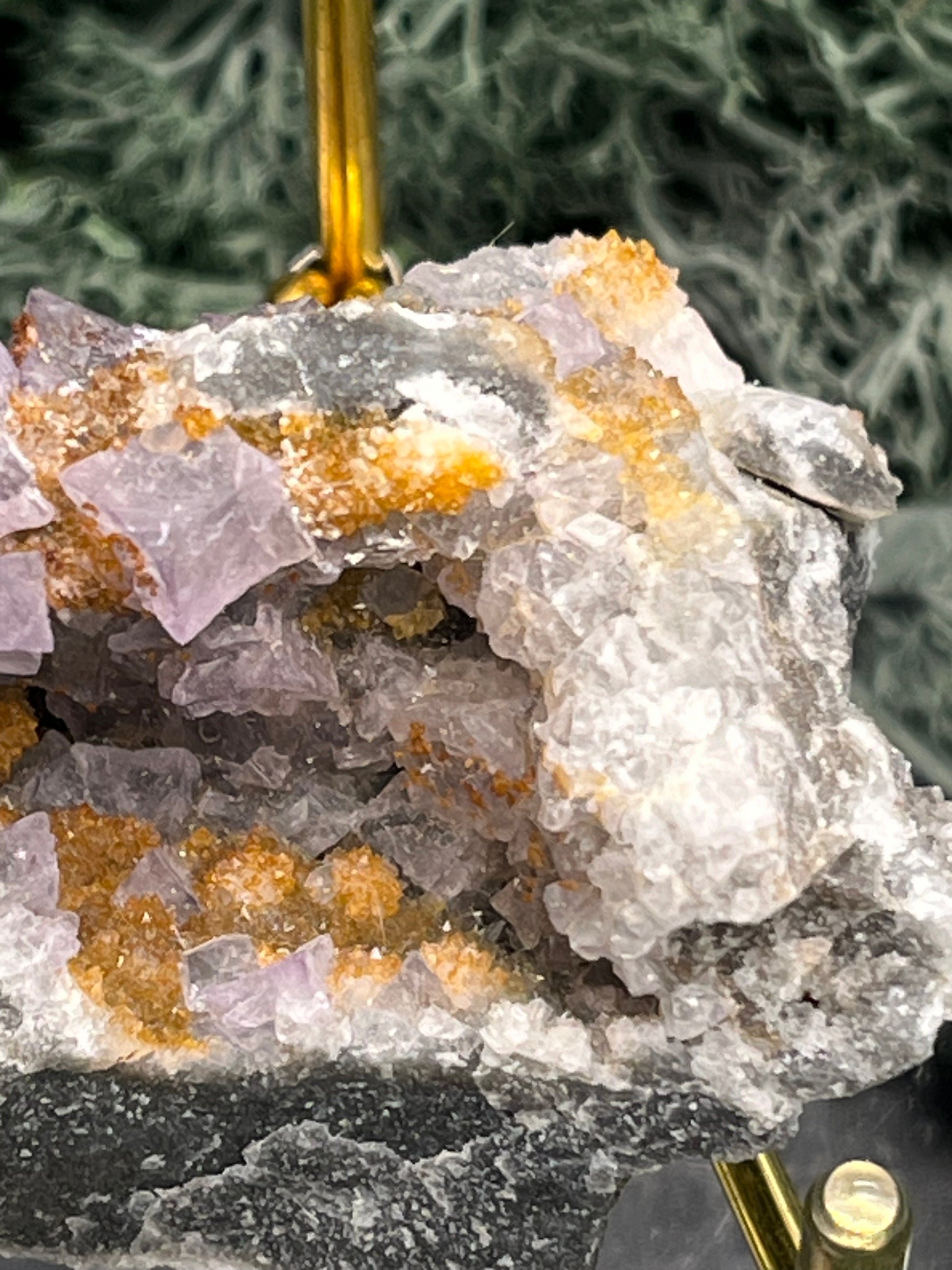 Violetter Fluorit aus Mexiko mit weissen und gelben Quarz Anlagerungen (56g) - Stufe mit schönen Quadern und gelbem Quarz - crystal paradise