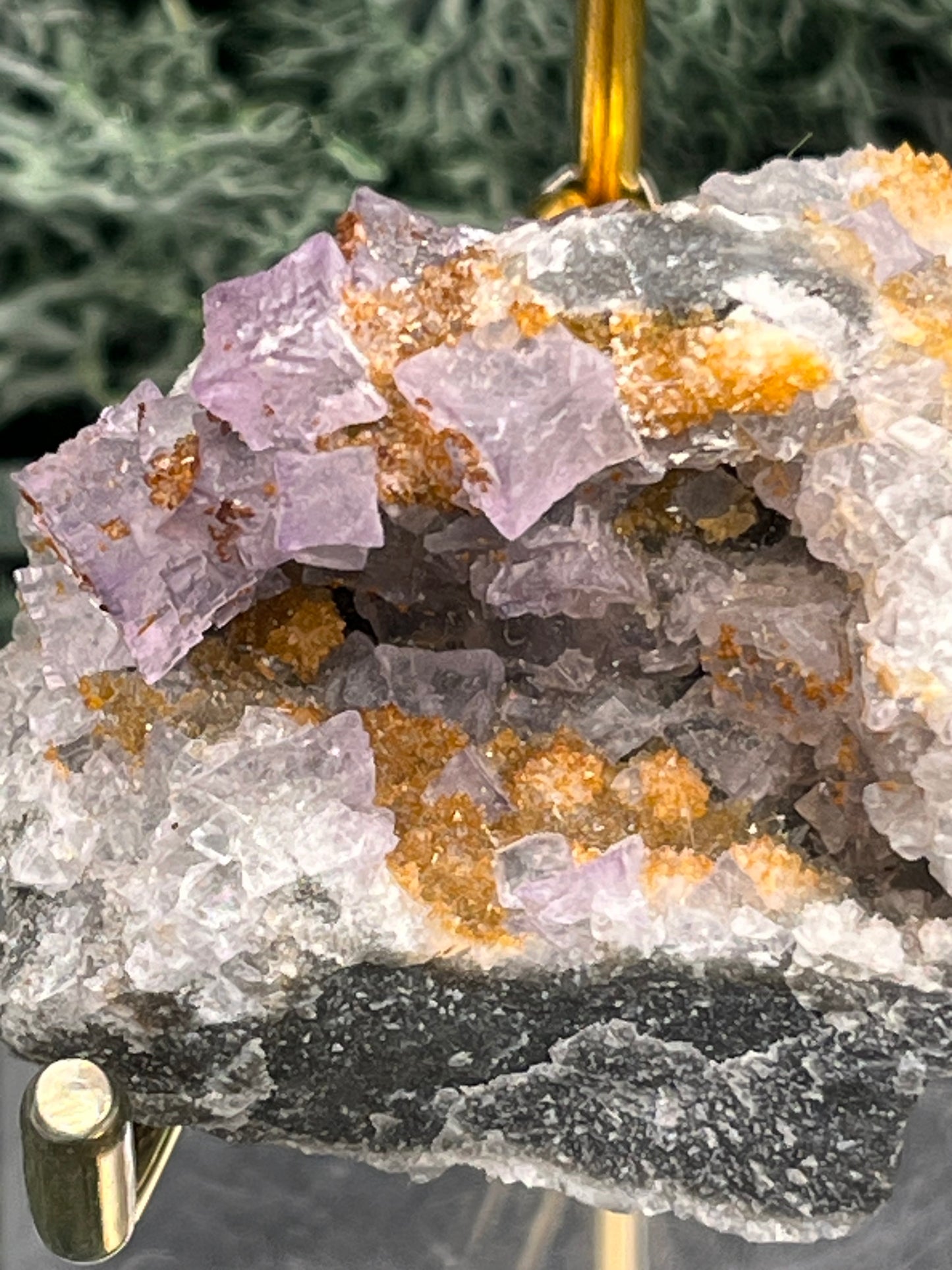 Violetter Fluorit aus Mexiko mit weissen und gelben Quarz Anlagerungen (56g) - Stufe mit schönen Quadern und gelbem Quarz - crystal paradise