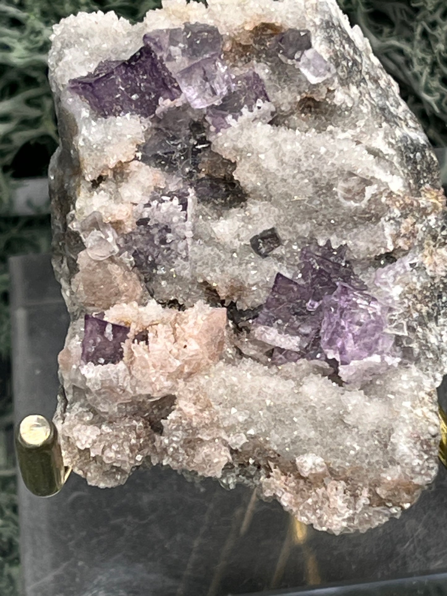 Violetter Fluorit aus Mexiko mit weissen und gelben Quarz Anlagerungen (47g) - Stufe mit schönem weissem Quarz