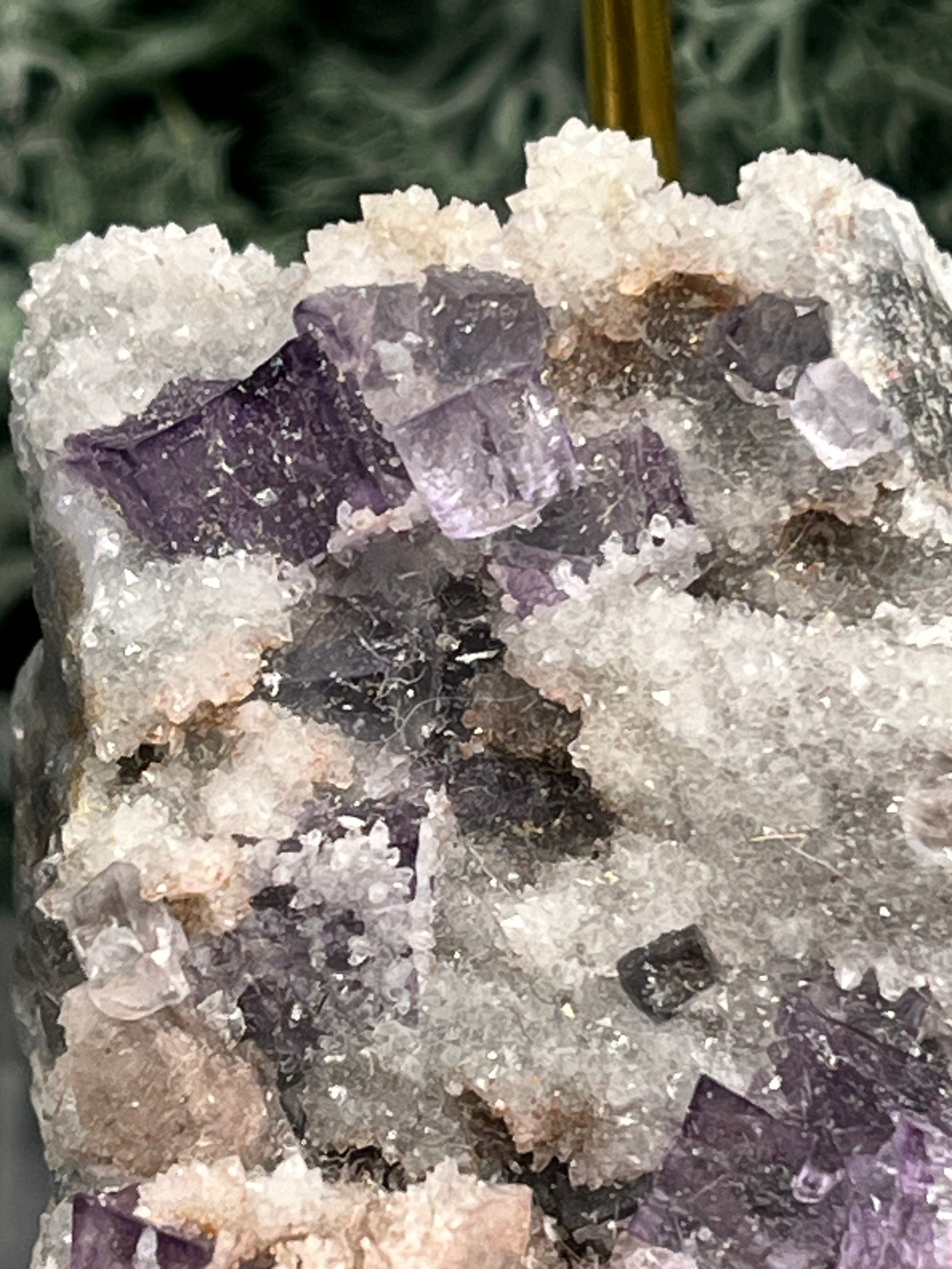 Violetter Fluorit aus Mexiko mit weissen und gelben Quarz Anlagerungen (47g) - Stufe mit schönem weissem Quarz - crystal paradise