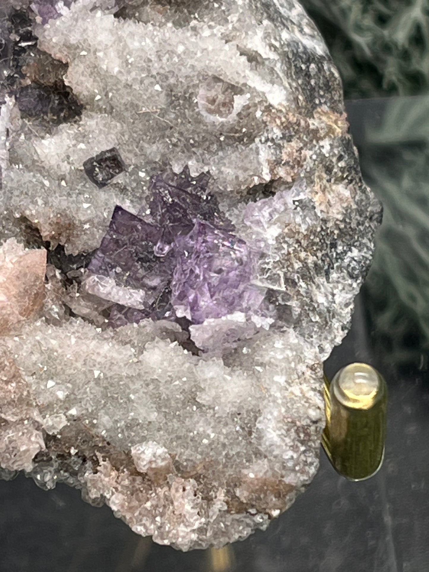 Violetter Fluorit aus Mexiko mit weissen und gelben Quarz Anlagerungen (47g) - Stufe mit schönem weissem Quarz