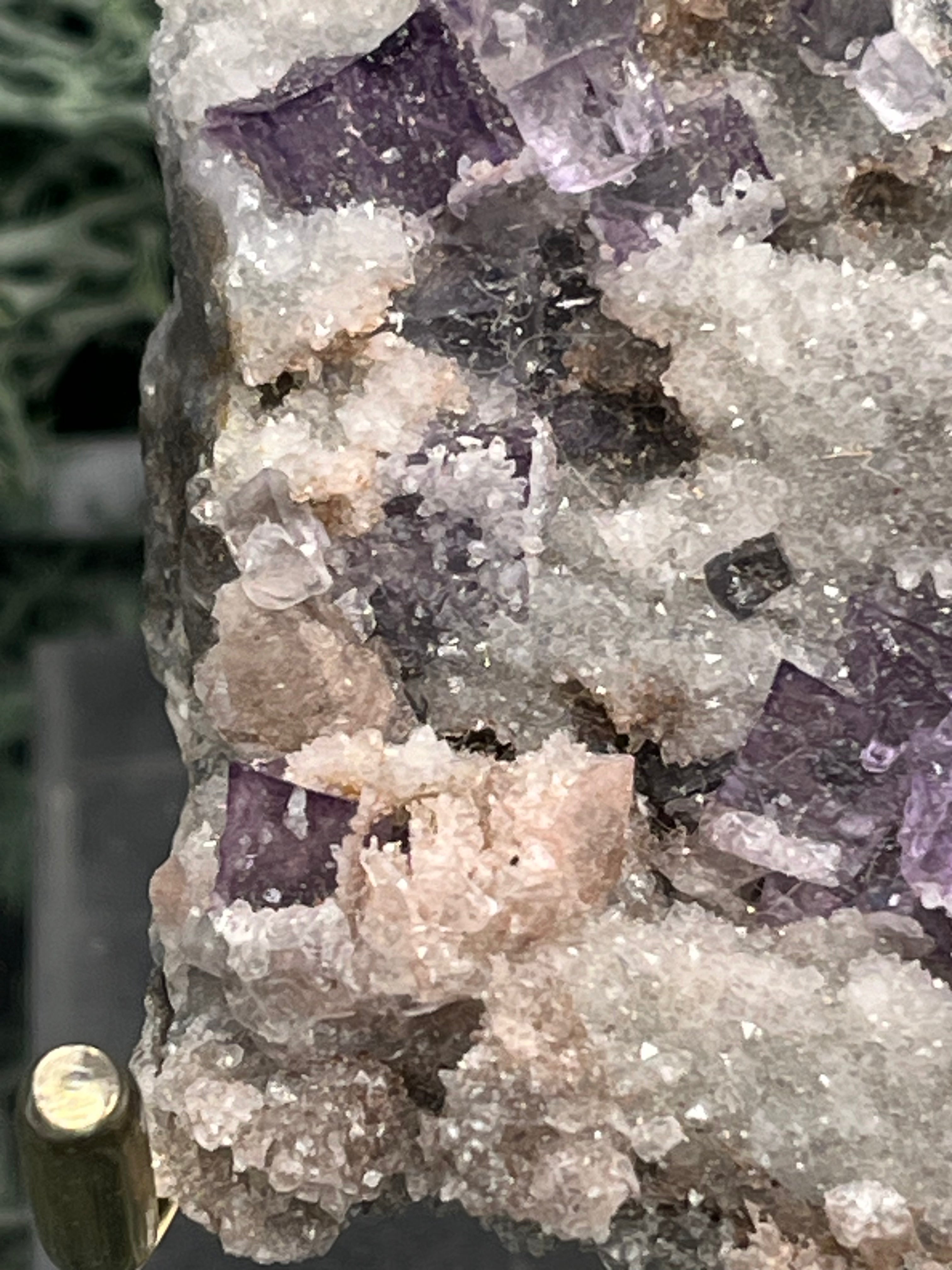 Violetter Fluorit aus Mexiko mit weissen und gelben Quarz Anlagerungen (47g) - Stufe mit schönem weissem Quarz - crystal paradise