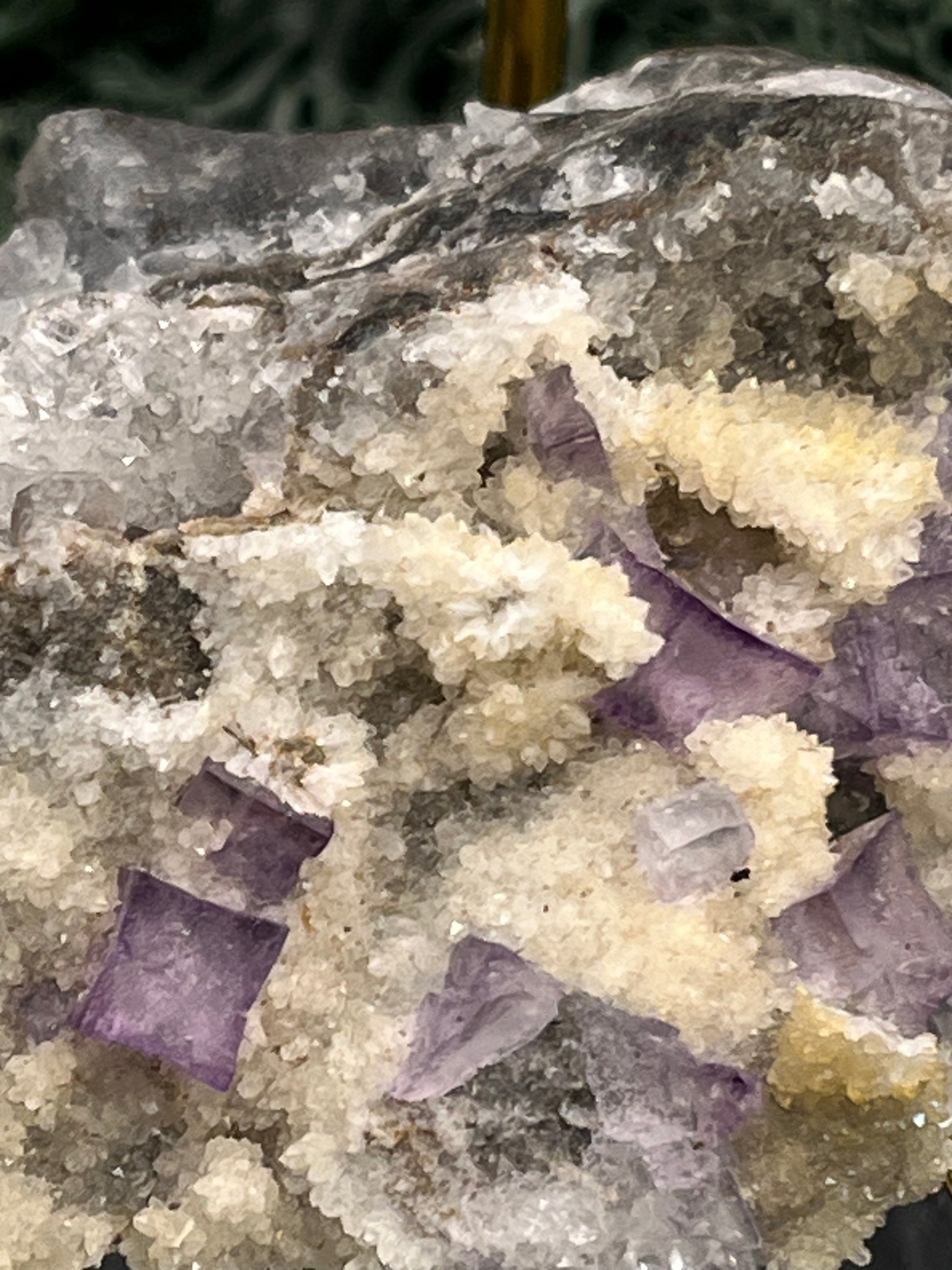 Violetter Fluorit aus Mexiko mit weissen und gelben Quarz Anlagerungen (70g) - Stufe mit schönem gelbem Quarz - crystal paradise