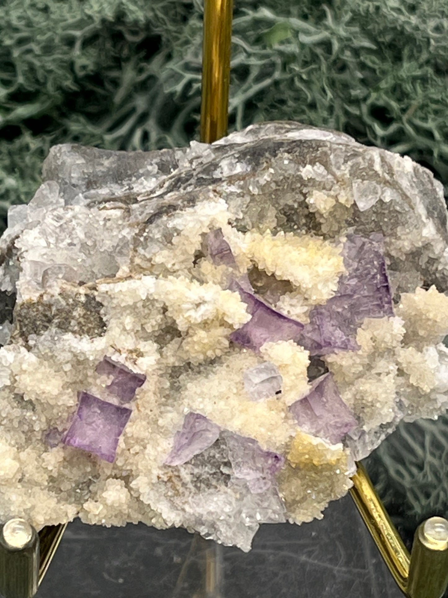 Violetter Fluorit aus Mexiko mit weissen und gelben Quarz Anlagerungen (70g) - Stufe mit schönem gelbem Quarz - crystal paradise