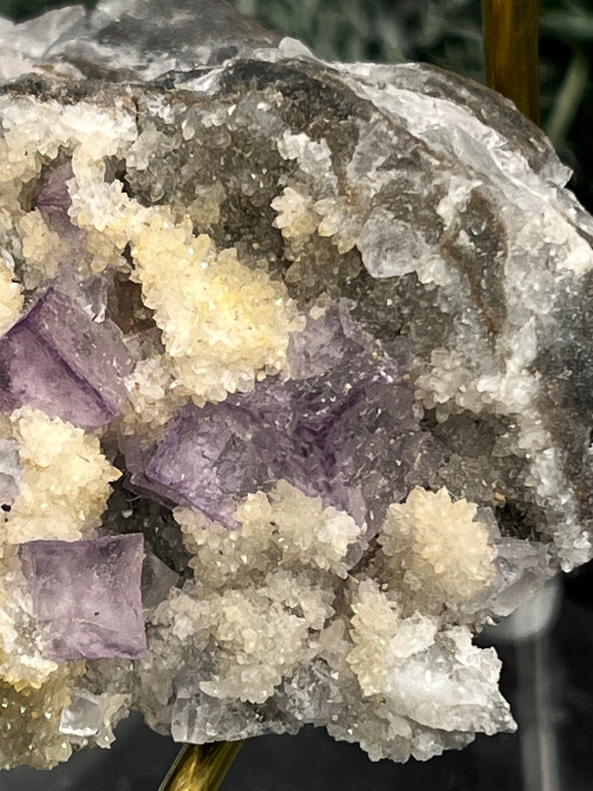 Violetter Fluorit aus Mexiko mit weissen und gelben Quarz Anlagerungen (70g) - Stufe mit schönem gelbem Quarz - crystal paradise