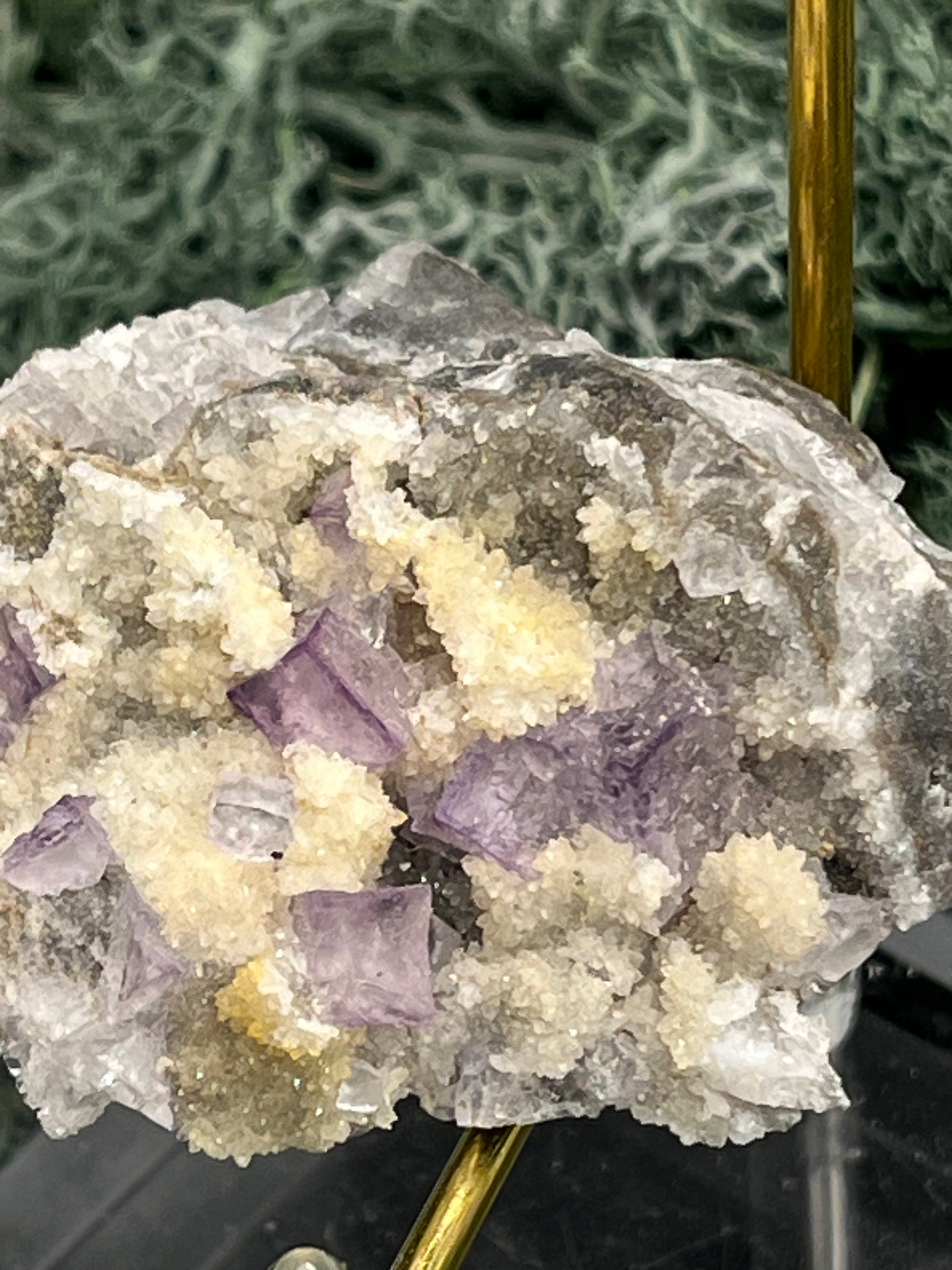 Violetter Fluorit aus Mexiko mit weissen und gelben Quarz Anlagerungen (70g) - Stufe mit schönem gelbem Quarz - crystal paradise