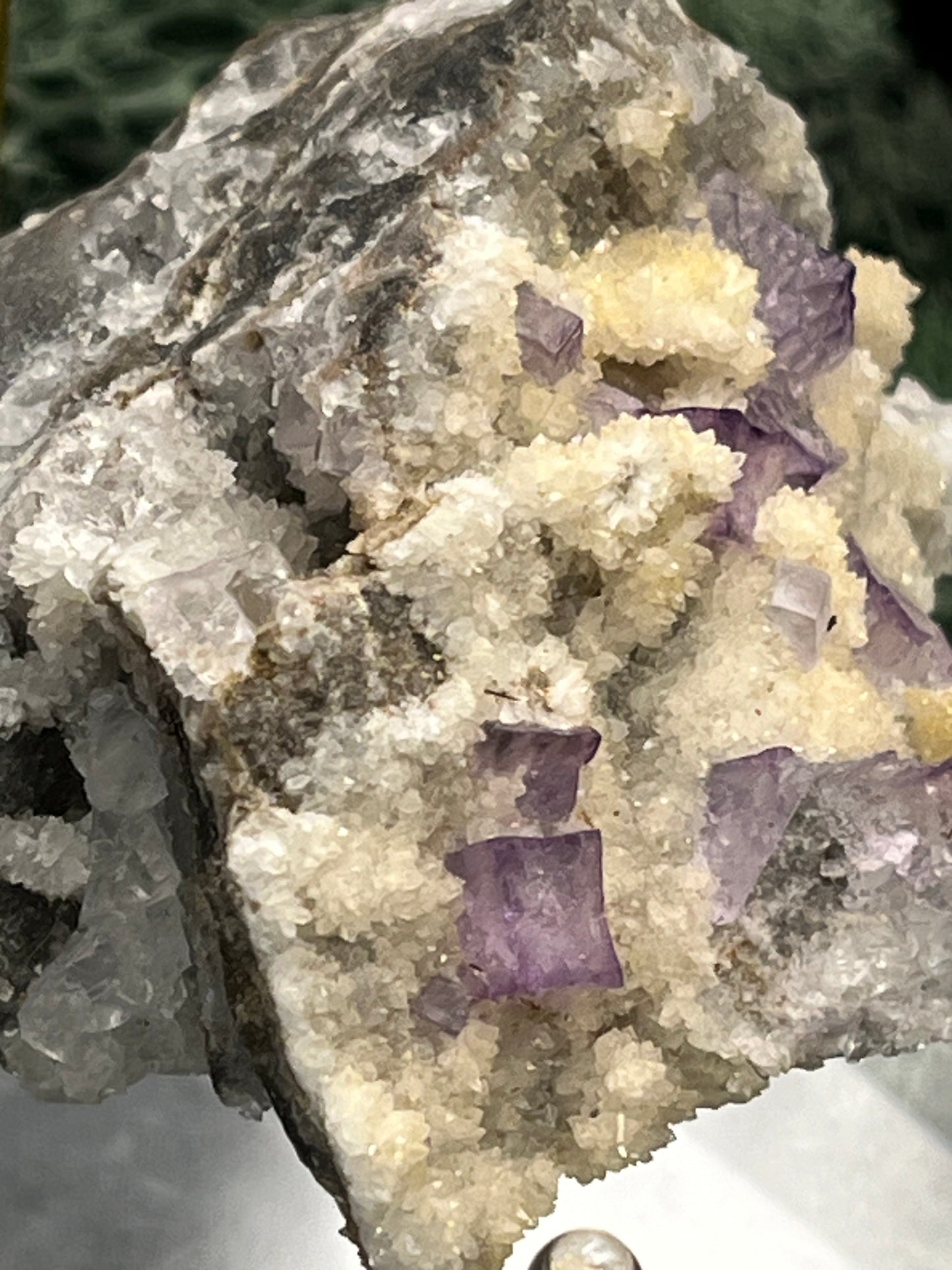 Violetter Fluorit aus Mexiko mit weissen und gelben Quarz Anlagerungen (70g) - Stufe mit schönem gelbem Quarz - crystal paradise