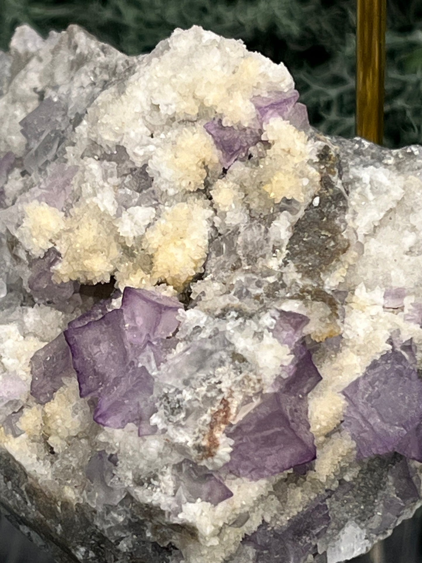 Violetter Fluorit aus Mexiko mit weissen und gelben Quarz Anlagerungen (204g) - Stufe mit schönem gelbem Quarz - crystal paradise