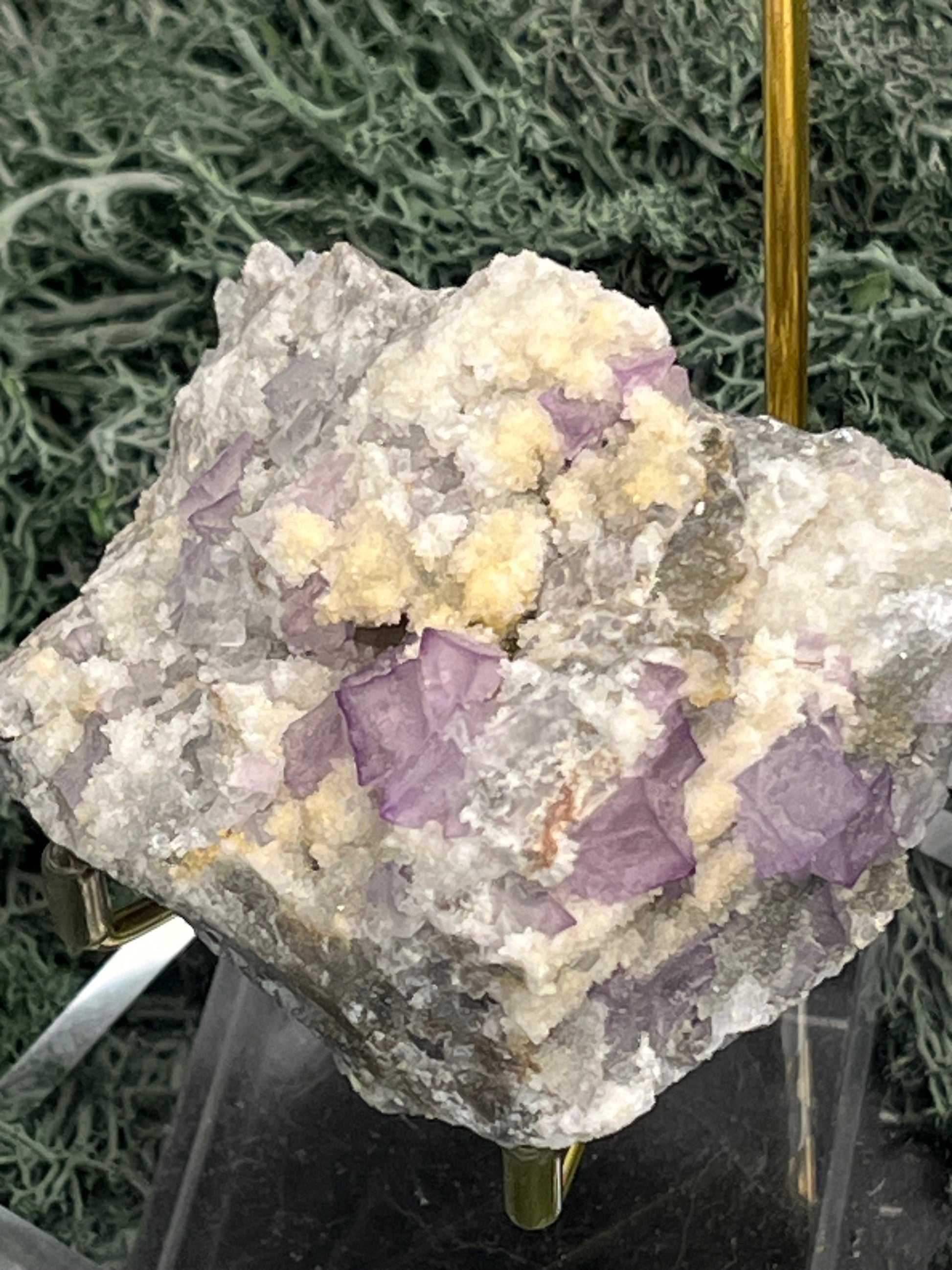 Violetter Fluorit aus Mexiko mit weissen und gelben Quarz Anlagerungen (204g) - Stufe mit schönem gelbem Quarz - crystal paradise