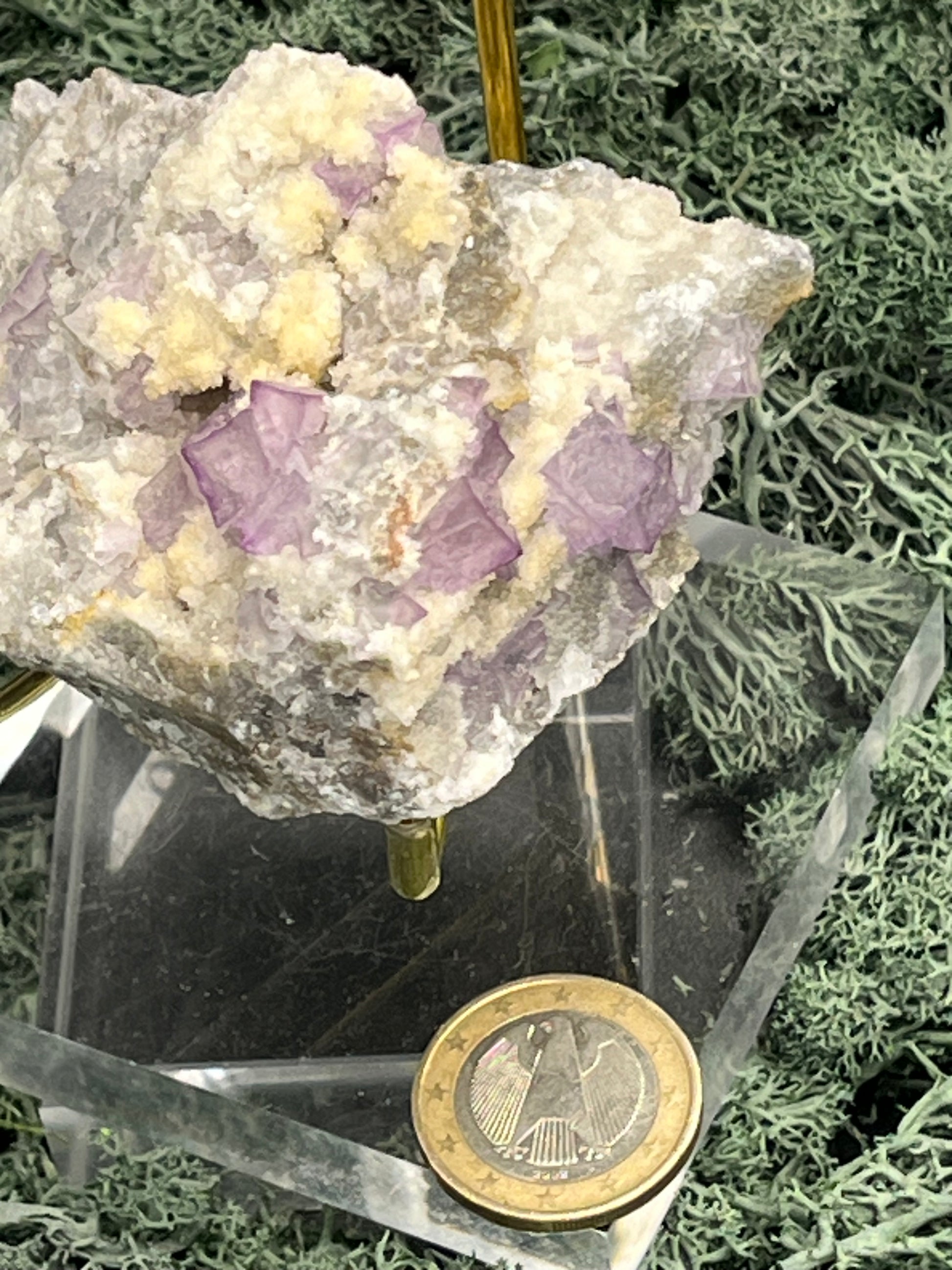 Violetter Fluorit aus Mexiko mit weissen und gelben Quarz Anlagerungen (204g) - Stufe mit schönem gelbem Quarz - crystal paradise