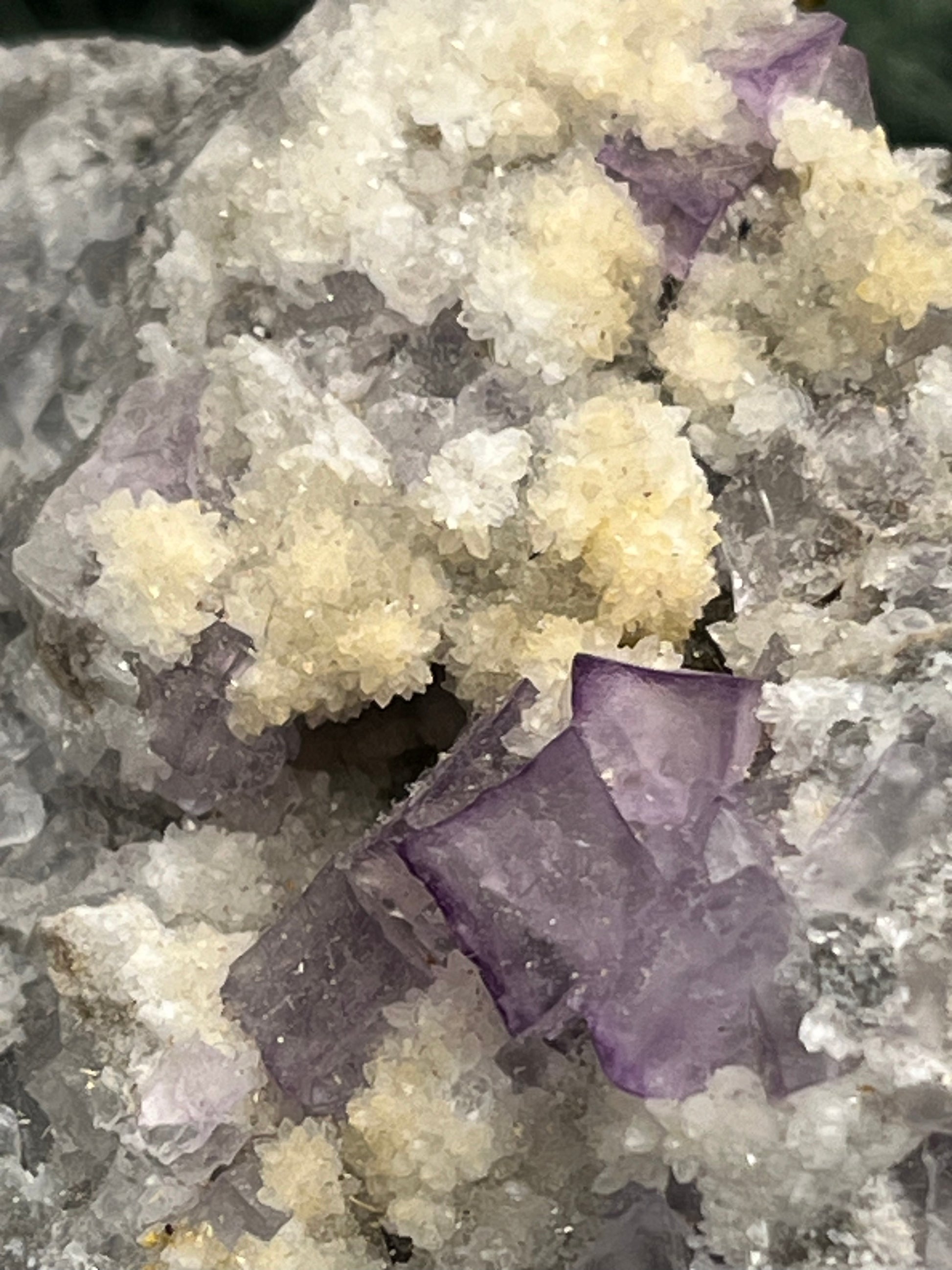 Violetter Fluorit aus Mexiko mit weissen und gelben Quarz Anlagerungen (204g) - Stufe mit schönem gelbem Quarz - crystal paradise