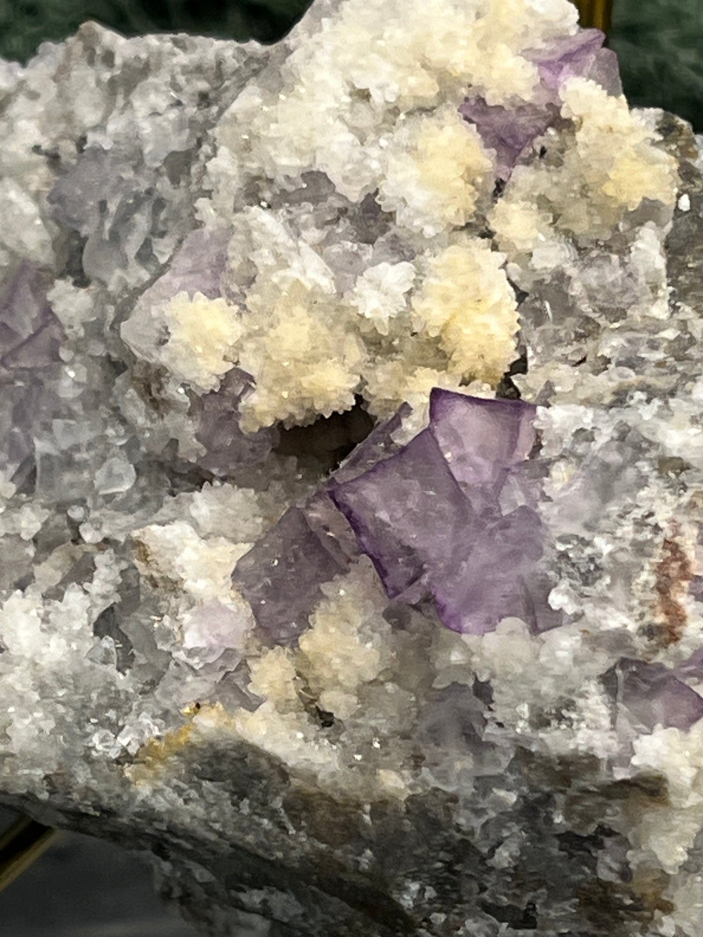 Violetter Fluorit aus Mexiko mit weissen und gelben Quarz Anlagerungen (204g) - Stufe mit schönem gelbem Quarz - crystal paradise