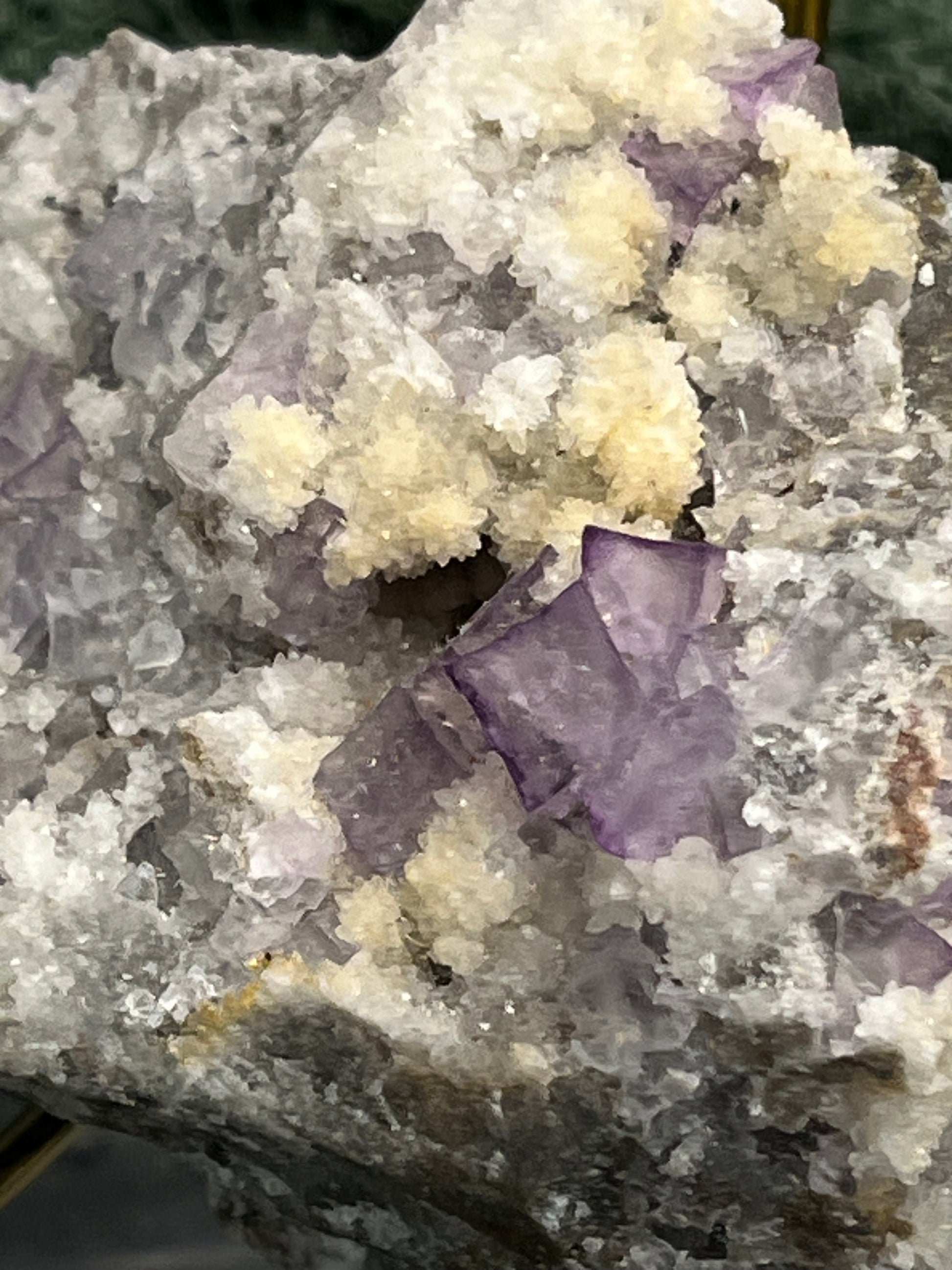 Violetter Fluorit aus Mexiko mit weissen und gelben Quarz Anlagerungen (204g) - Stufe mit schönem gelbem Quarz - crystal paradise