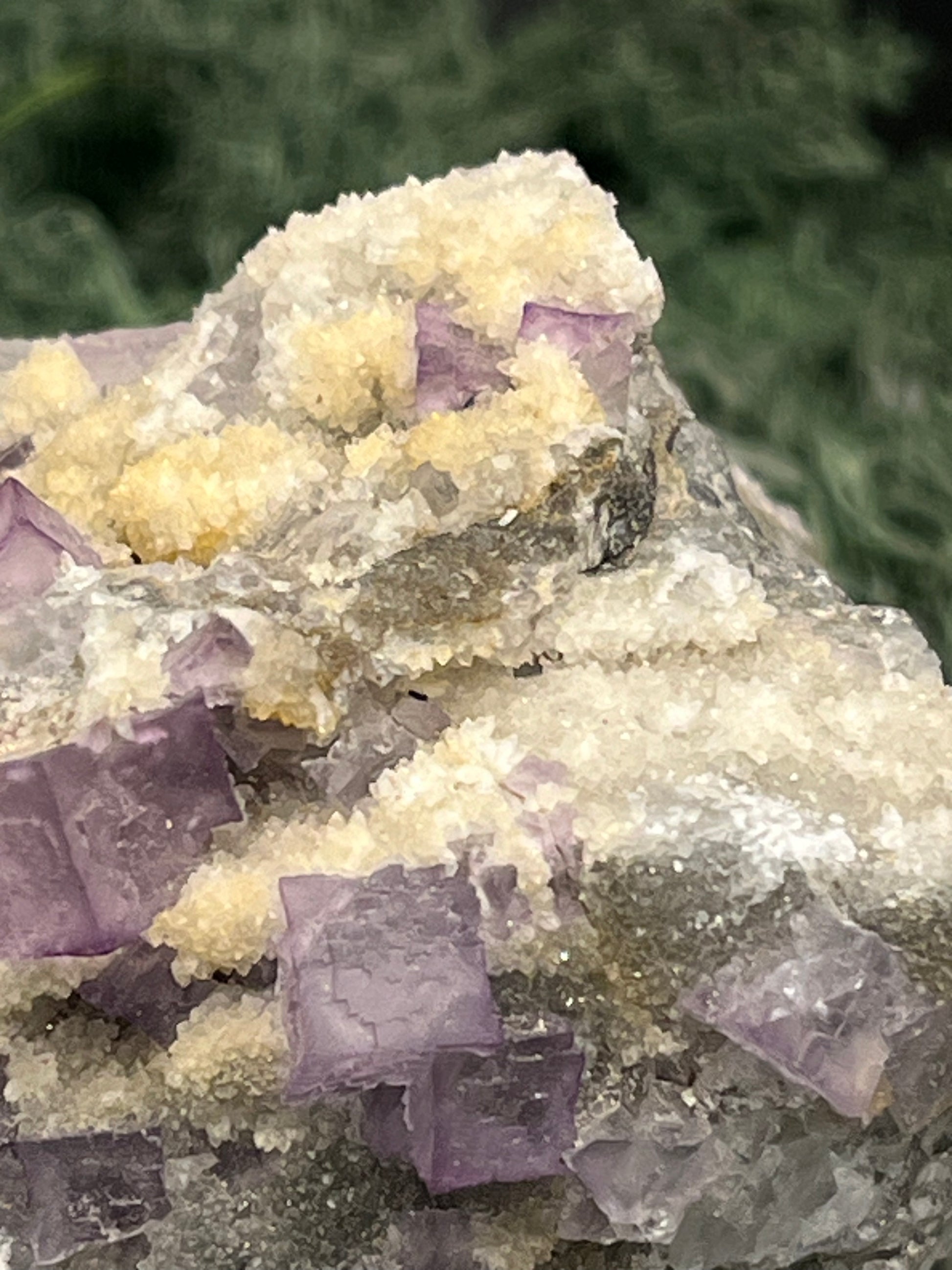 Violetter Fluorit aus Mexiko mit weissen und gelben Quarz Anlagerungen (204g) - Stufe mit schönem gelbem Quarz - crystal paradise