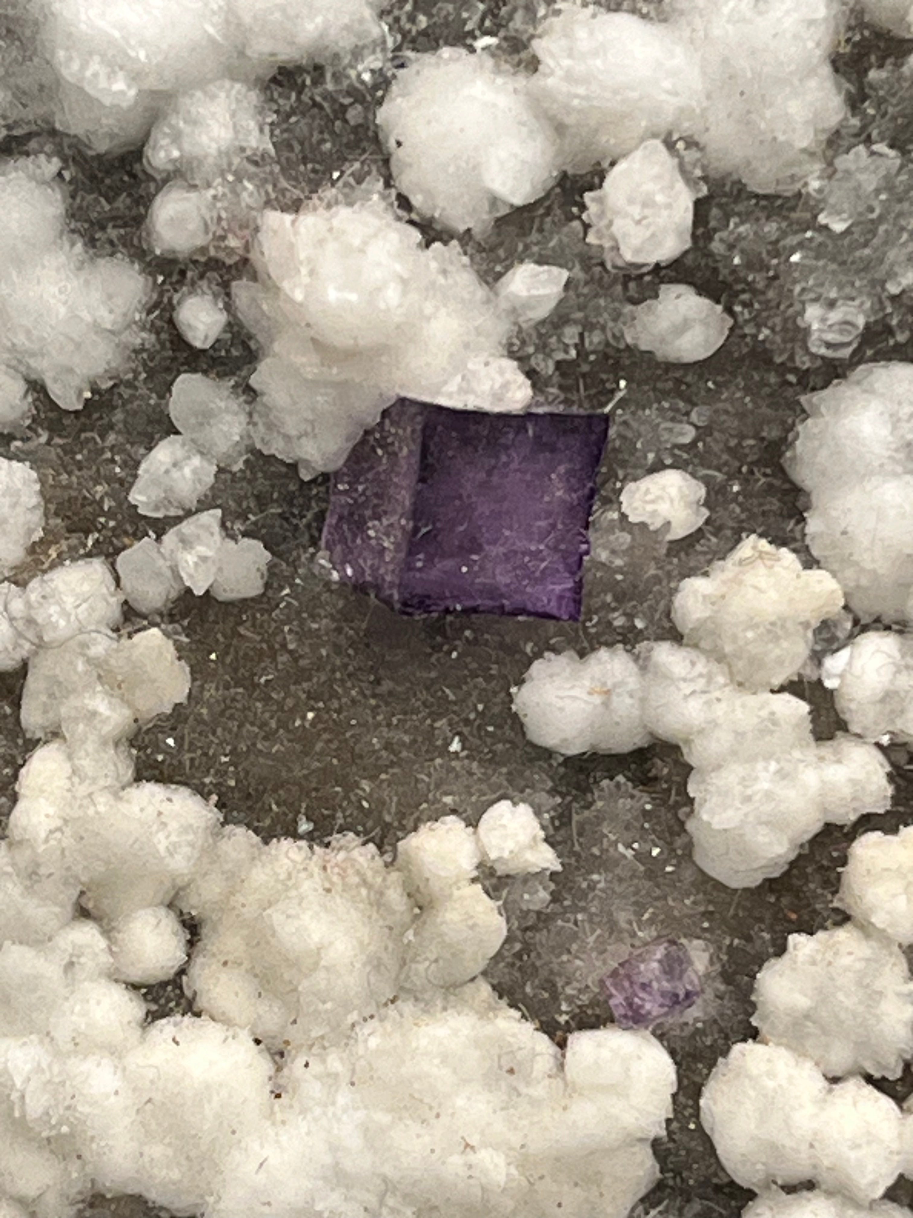 Violetter Fluorit aus Mexiko mit weissen und gelben Quarz Anlagerungen (241g) - Stufe mit schönem weissem Quarz - crystal paradise