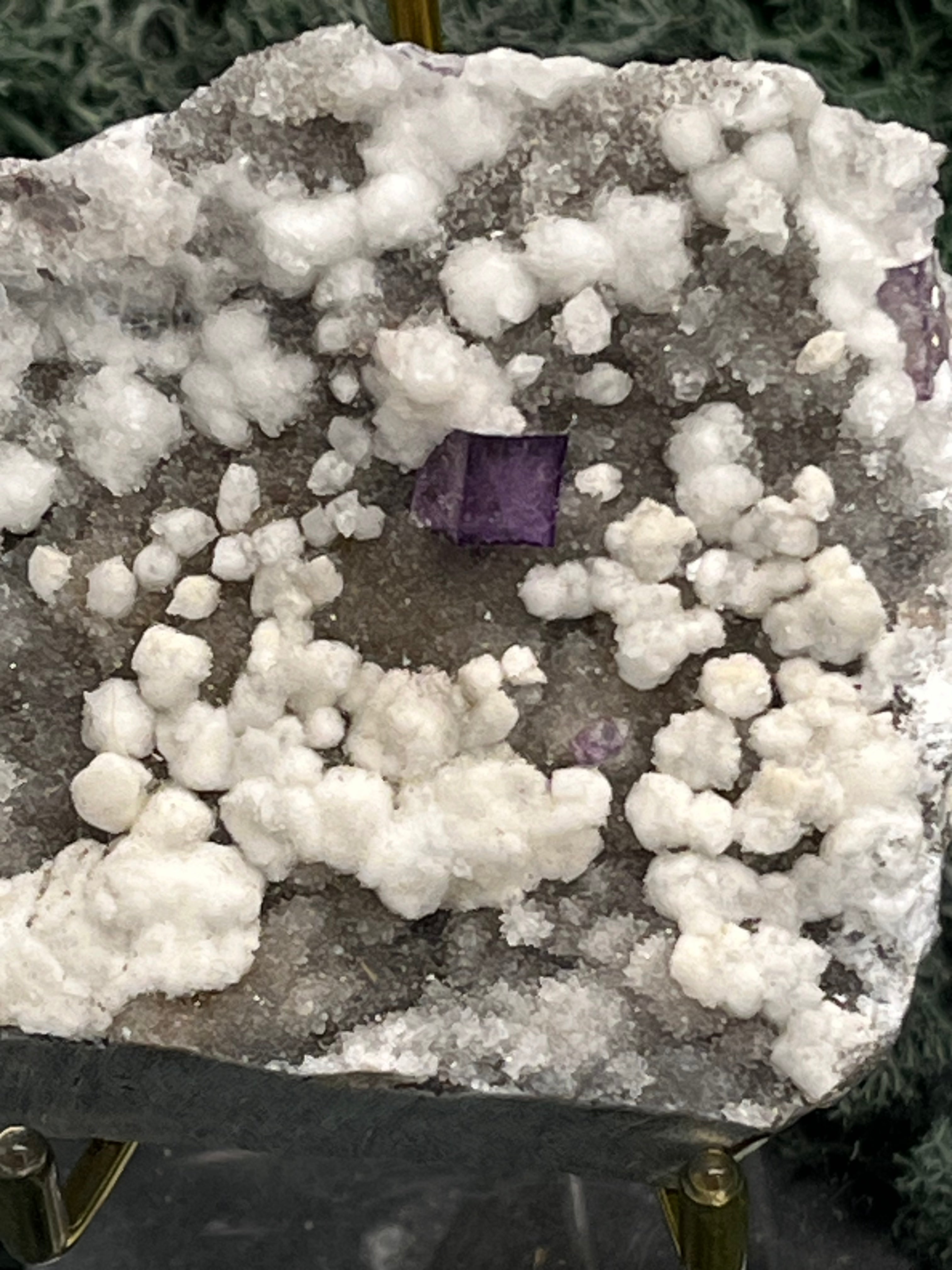 Violetter Fluorit aus Mexiko mit weissen und gelben Quarz Anlagerungen (241g) - Stufe mit schönem weissem Quarz - crystal paradise