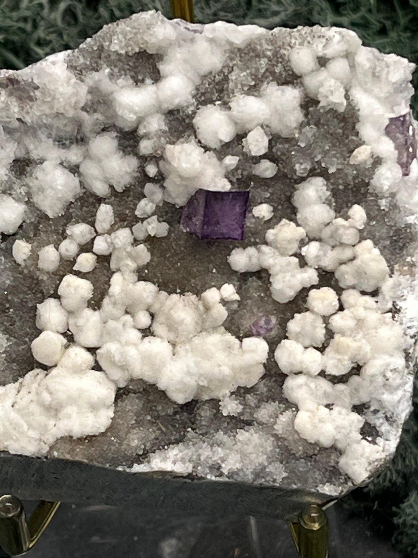 Violetter Fluorit aus Mexiko mit weissen und gelben Quarz Anlagerungen (241g) - Stufe mit schönem weissem Quarz