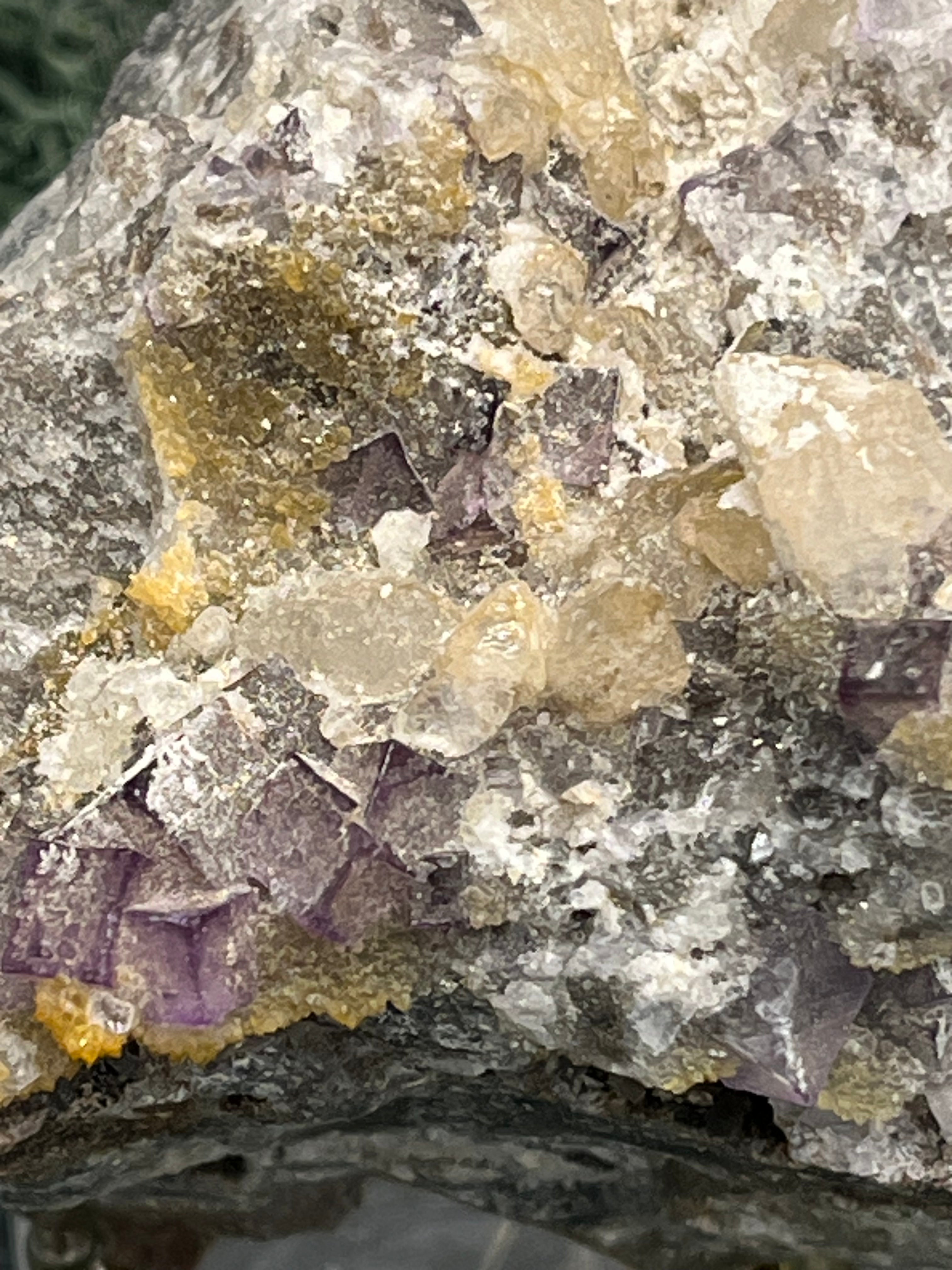 Violetter Fluorit aus Mexiko mit weissen und gelben Quarz Anlagerungen (432g) - Stufe mit schönem gelbem Quarz - crystal paradise