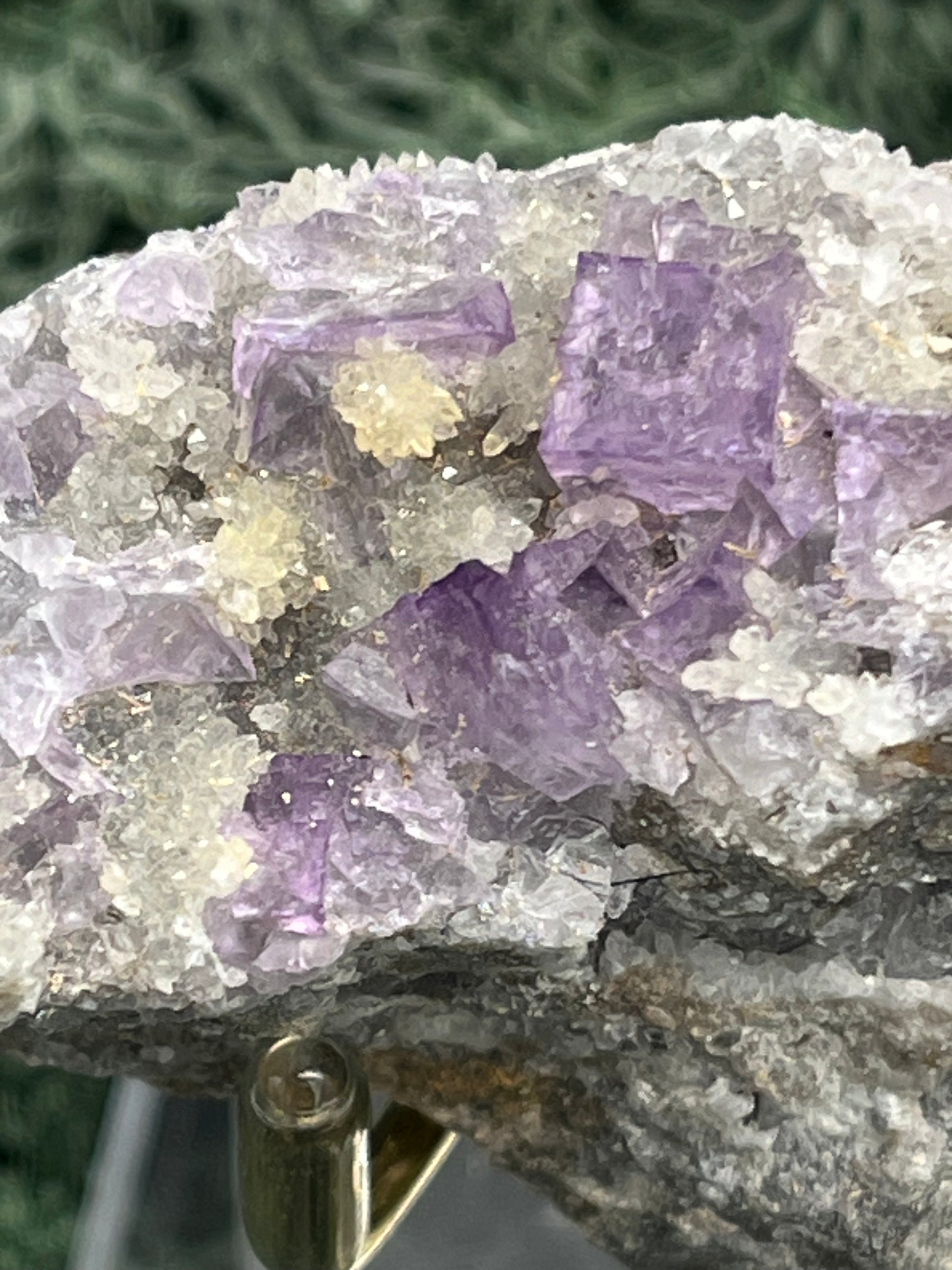 Violetter Fluorit aus Mexiko mit weissen und gelben Quarz Anlagerungen (110g) - Stufe mit schönem gelbem Quarz - crystal paradise