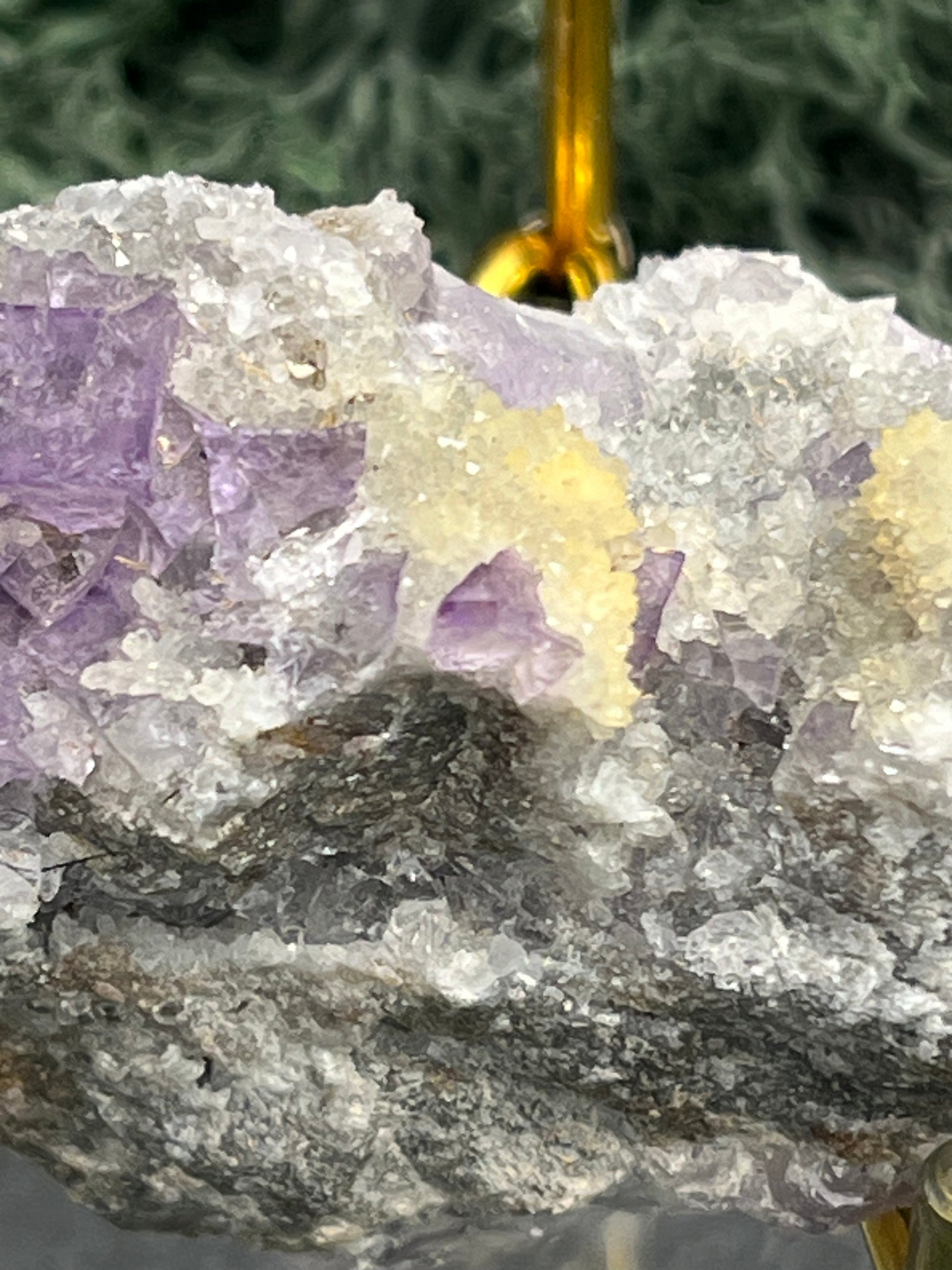 Violetter Fluorit aus Mexiko mit weissen und gelben Quarz Anlagerungen (110g) - Stufe mit schönem gelbem Quarz - crystal paradise