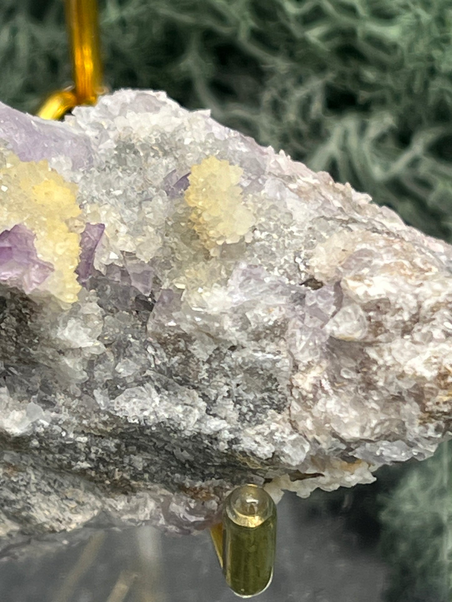 Violetter Fluorit aus Mexiko mit weissen und gelben Quarz Anlagerungen (110g) - Stufe mit schönem gelbem Quarz - crystal paradise