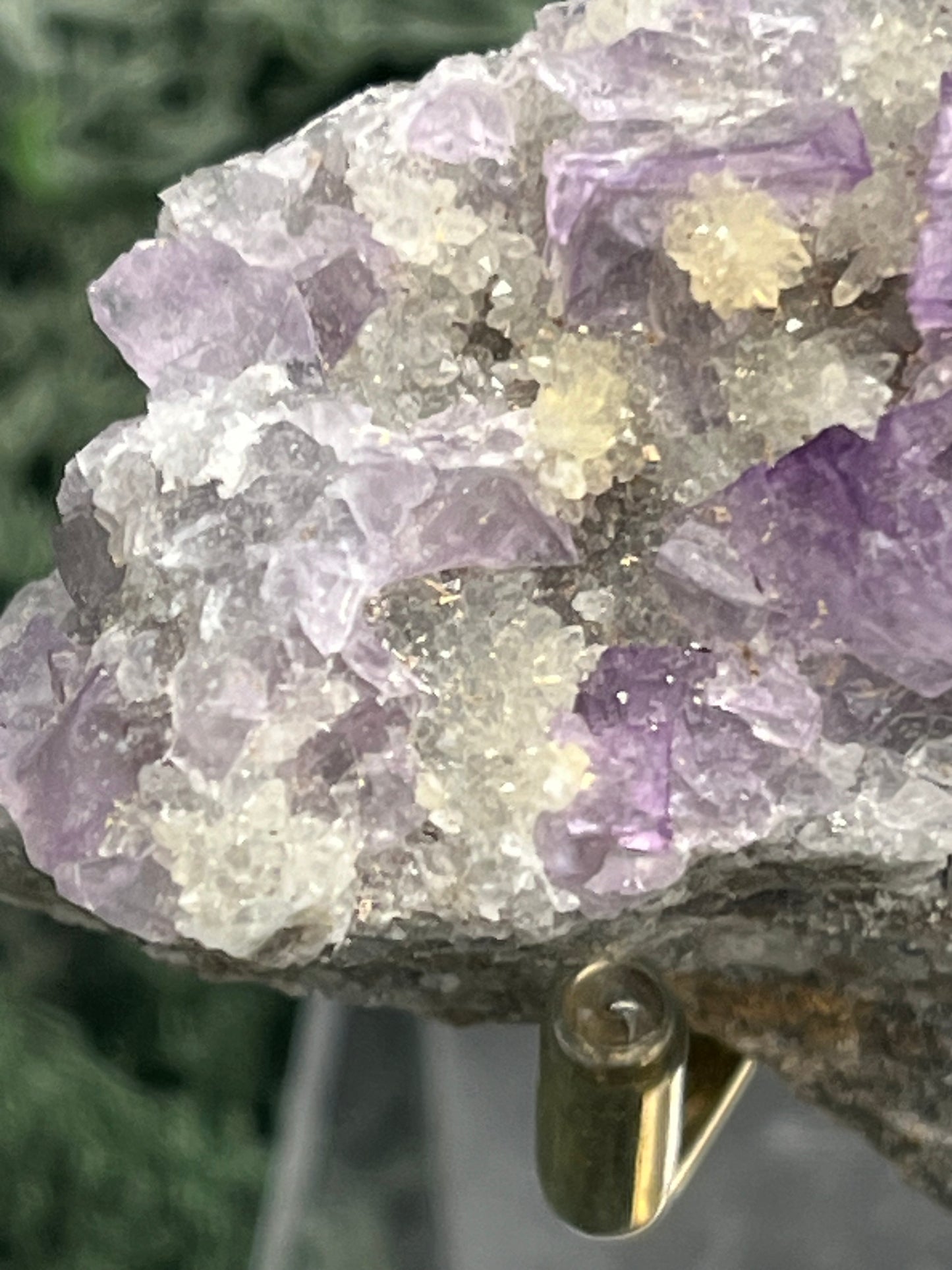 Violetter Fluorit aus Mexiko mit weissen und gelben Quarz Anlagerungen (110g) - Stufe mit schönem gelbem Quarz - crystal paradise