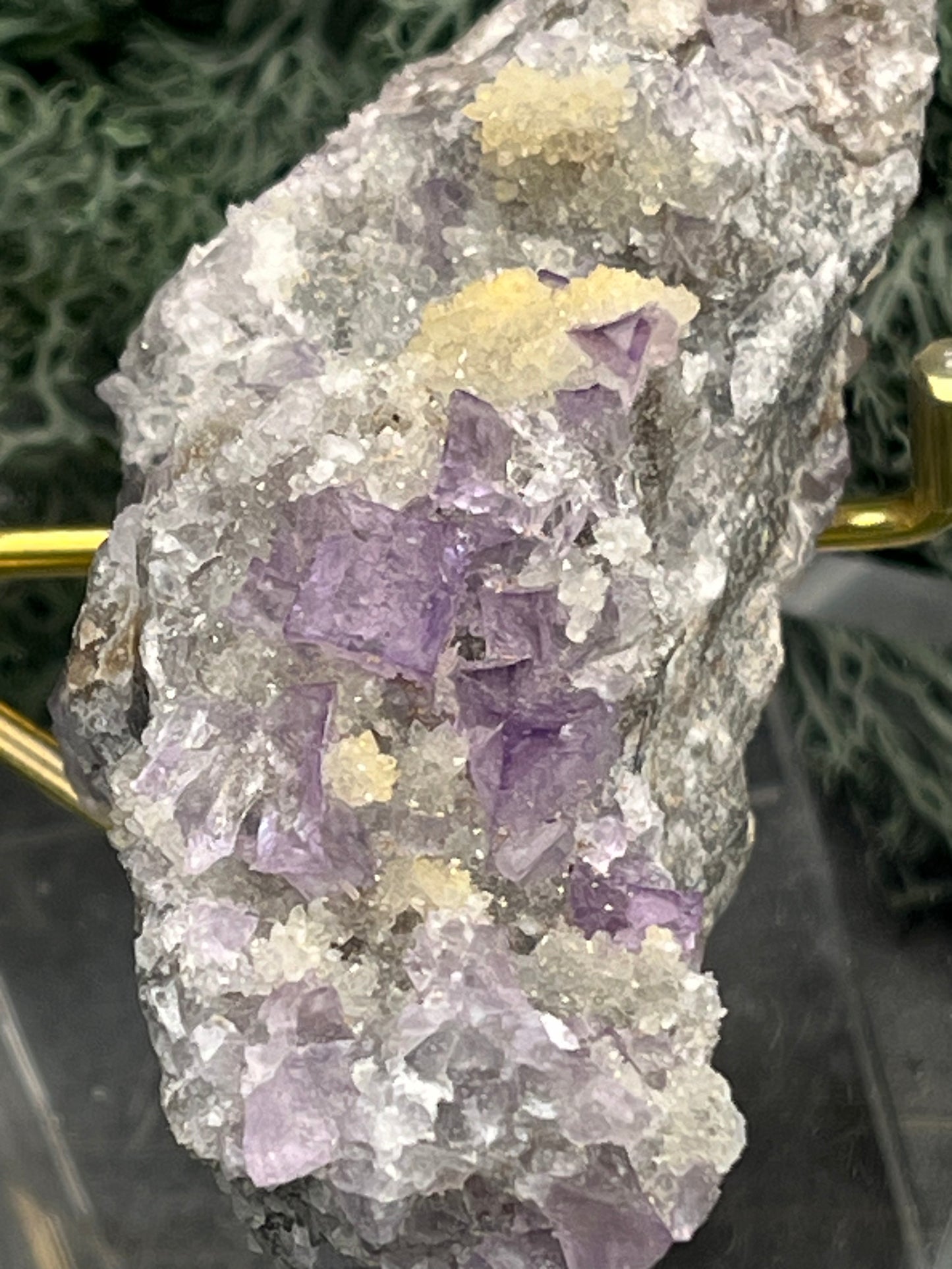 Violetter Fluorit aus Mexiko mit weissen und gelben Quarz Anlagerungen (110g) - Stufe mit schönem gelbem Quarz - crystal paradise