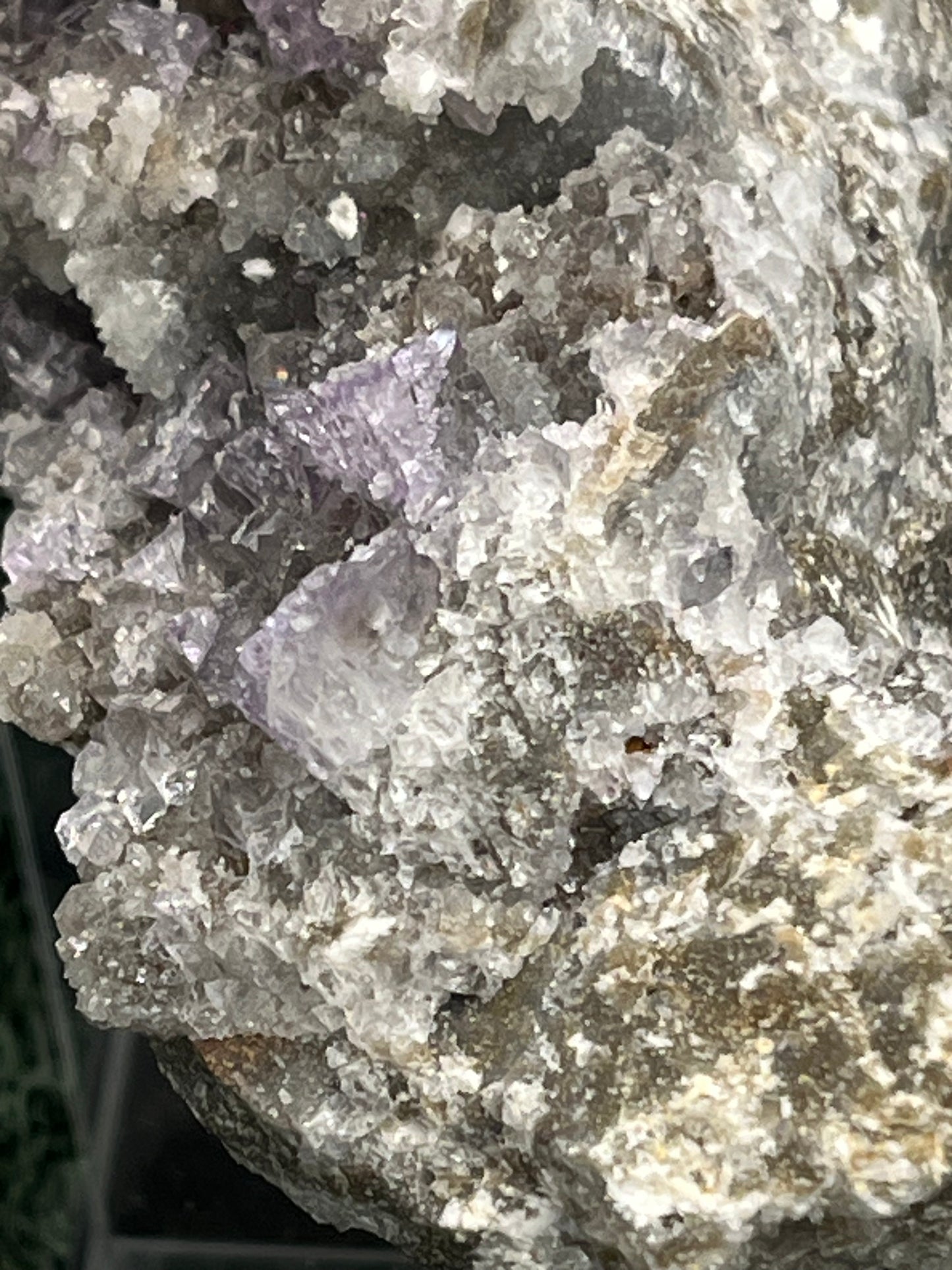 Violetter Fluorit aus Mexiko mit weissen und gelben Quarz Anlagerungen (314g) - Stufe mit vielen Fluoritwürfeln - crystal paradise