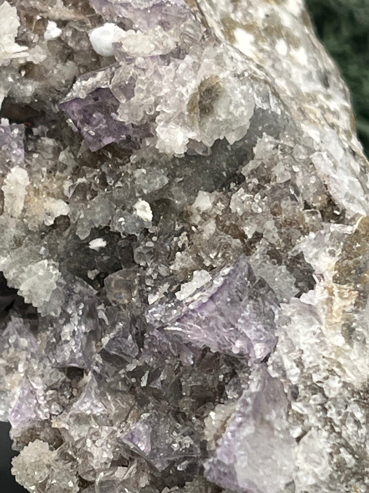 Violetter Fluorit aus Mexiko mit weissen und gelben Quarz Anlagerungen (314g) - Stufe mit vielen Fluoritwürfeln - crystal paradise