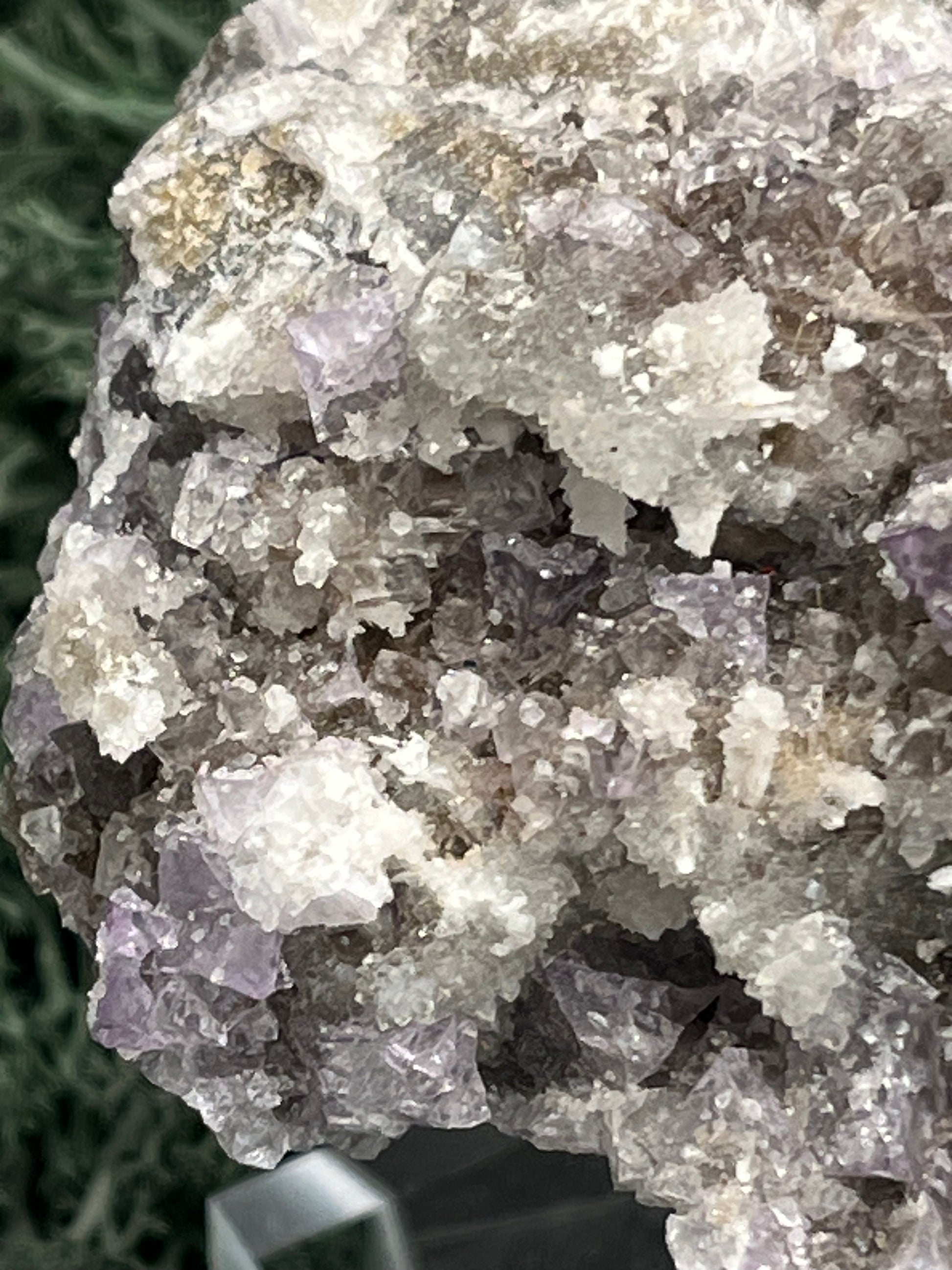 Violetter Fluorit aus Mexiko mit weissen und gelben Quarz Anlagerungen (314g) - Stufe mit vielen Fluoritwürfeln - crystal paradise