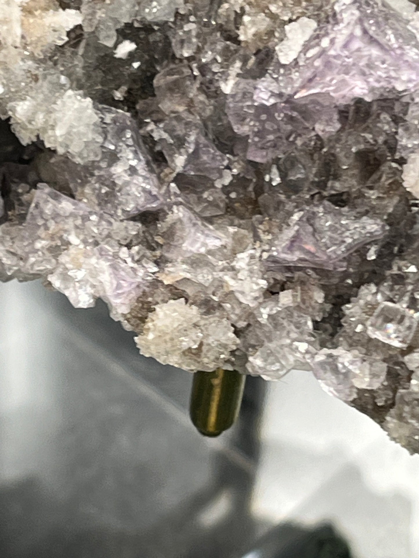 Violetter Fluorit aus Mexiko mit weissen und gelben Quarz Anlagerungen (314g) - Stufe mit vielen Fluoritwürfeln - crystal paradise