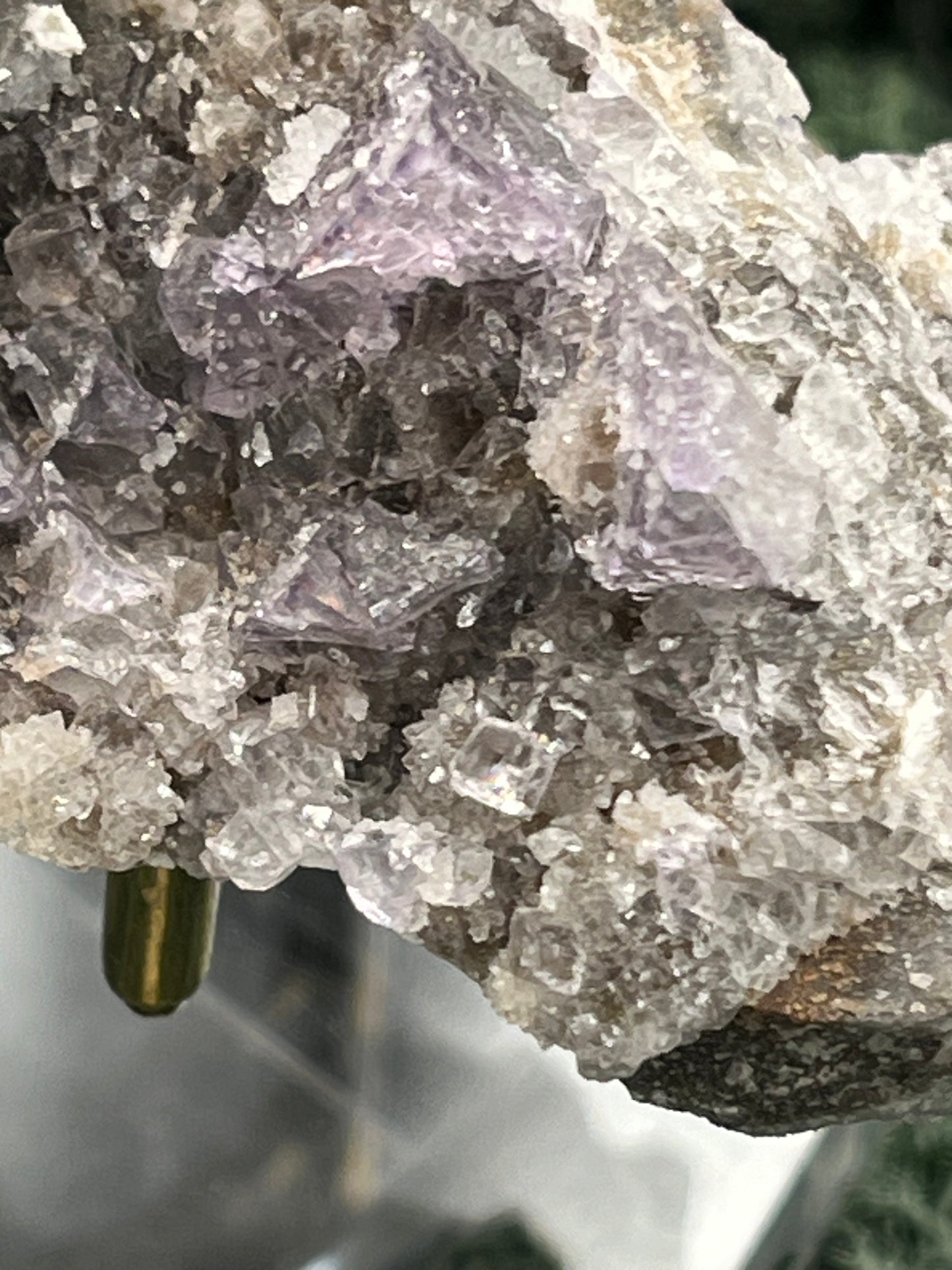 Violetter Fluorit aus Mexiko mit weissen und gelben Quarz Anlagerungen (314g) - Stufe mit vielen Fluoritwürfeln - crystal paradise