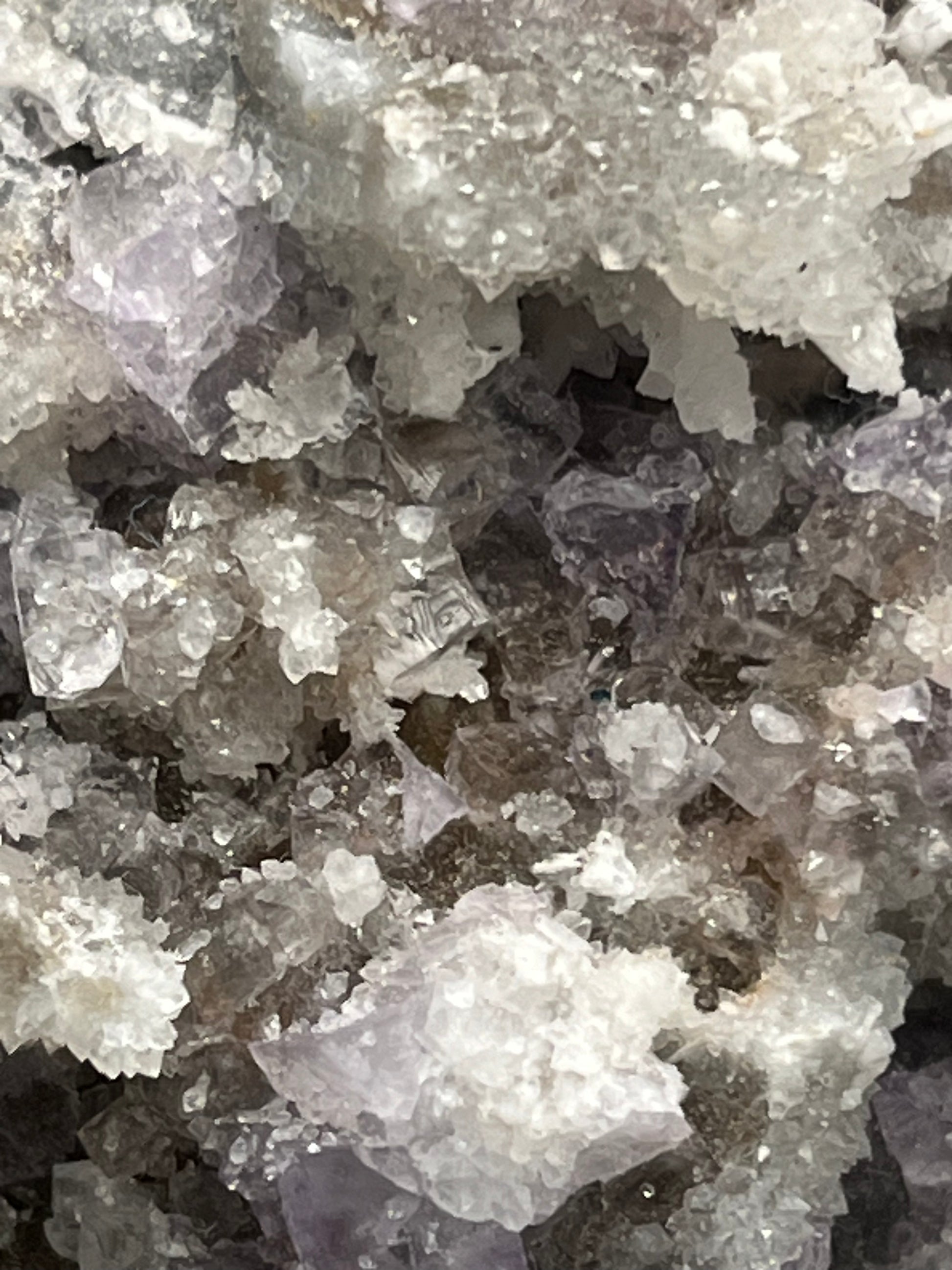 Violetter Fluorit aus Mexiko mit weissen und gelben Quarz Anlagerungen (314g) - Stufe mit vielen Fluoritwürfeln - crystal paradise