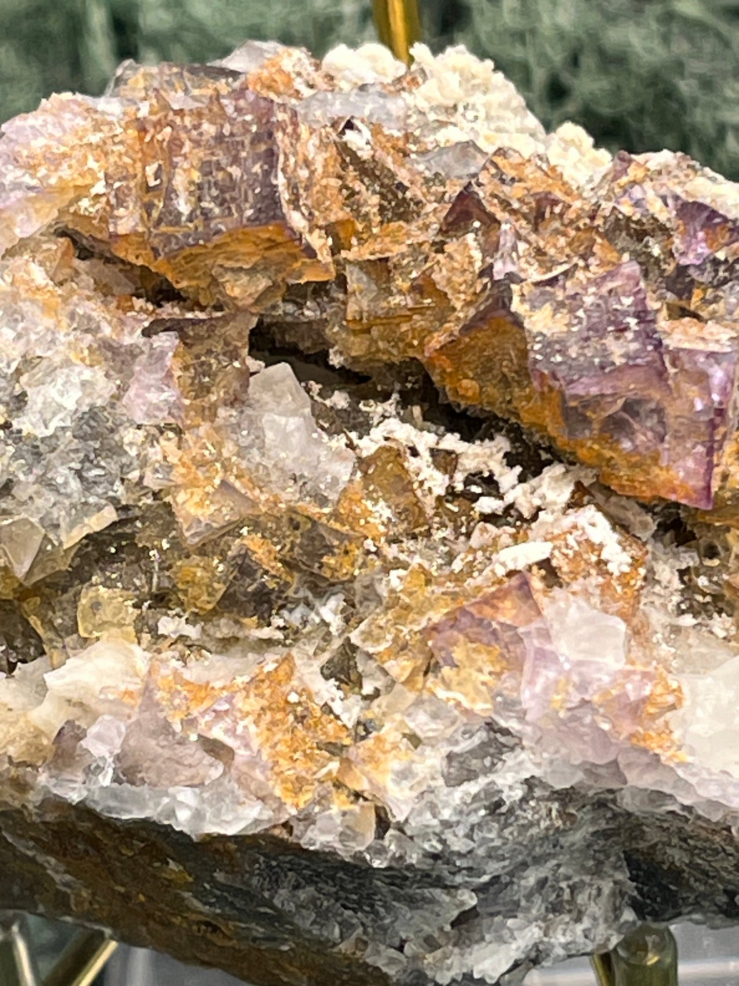 Violetter Fluorit aus Mexiko mit weissen und gelben Quarz Anlagerungen (295g) - Stufe mit schönen Fluoritwürfeln - crystal paradise